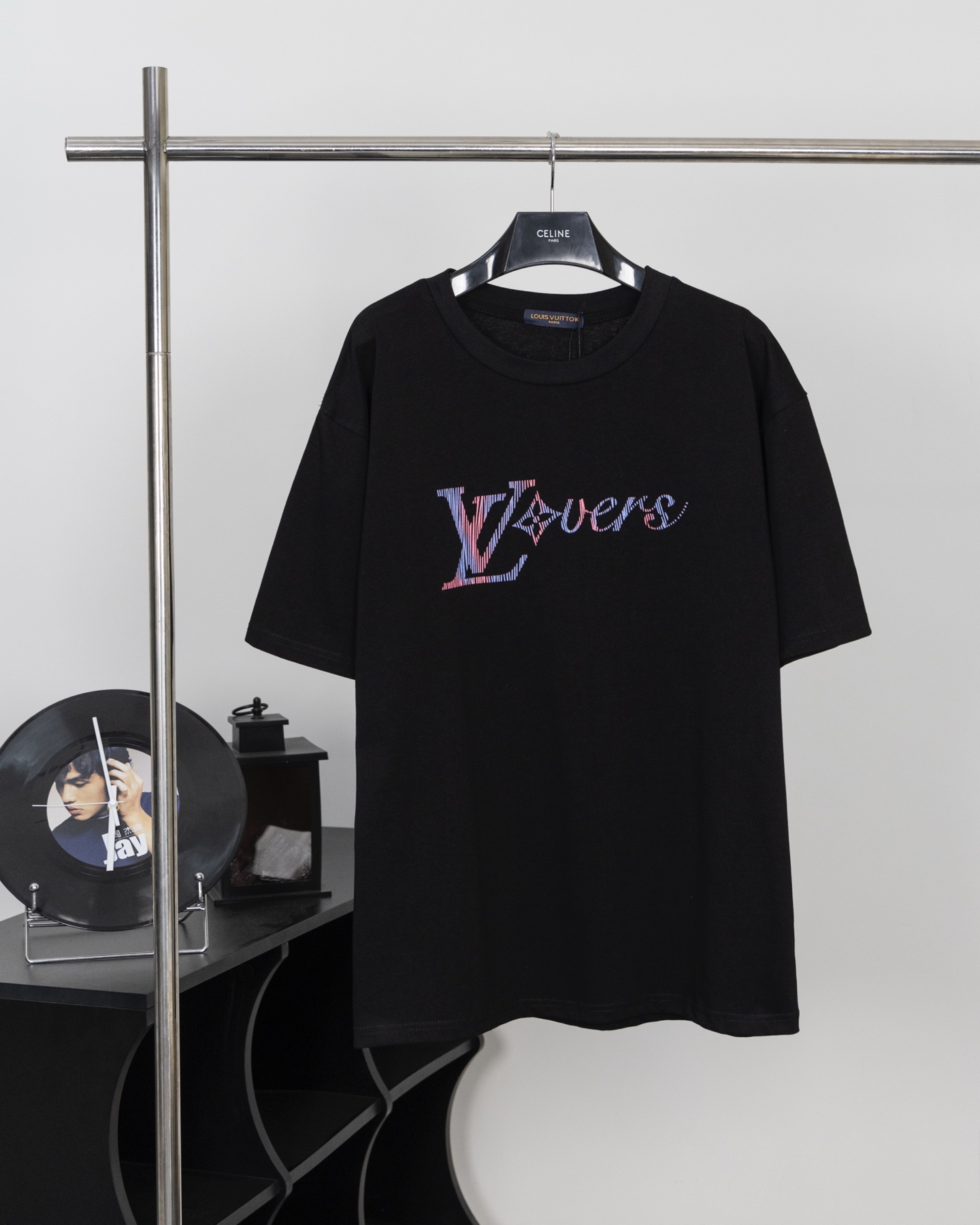 🅿️70
款号：L017
Lv 虹彩竖纹印花短袖

面料采用260克纯棉面料，配套320克螺纹 持久不变型 耐穿耐洗 整体力挺 经典丝印 印花双色渐变效果极佳

尺码：S-XL