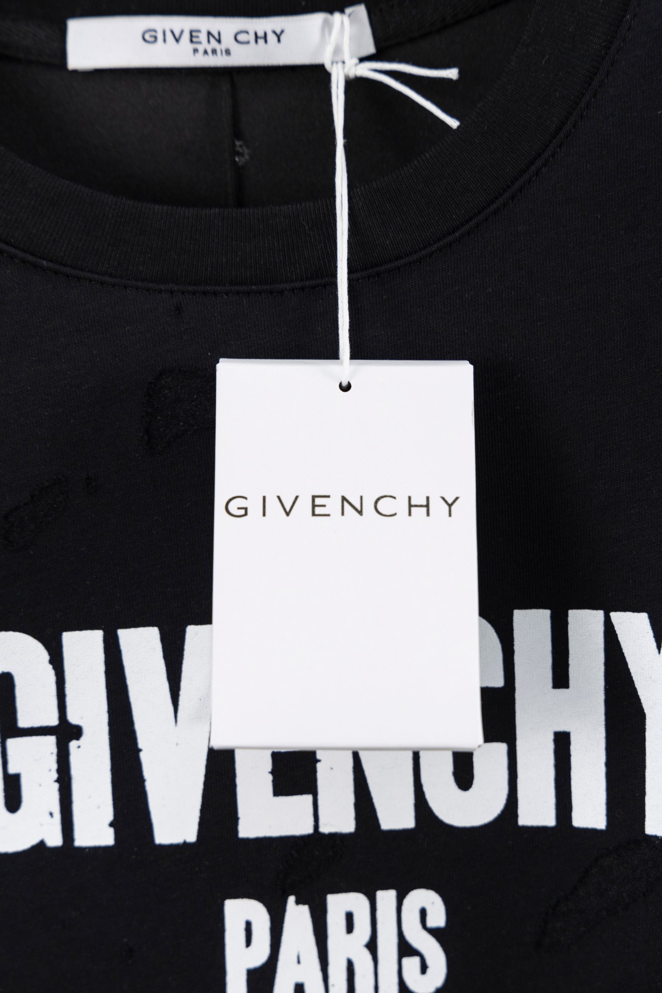 🅿️90配小书本
款号GF01
【高版】纪梵希Givenchy gvc烧花字母印花大破洞圆领短袖，康利数码直喷印花，专柜同步上新，男女同款
尺码:Xs- XL
