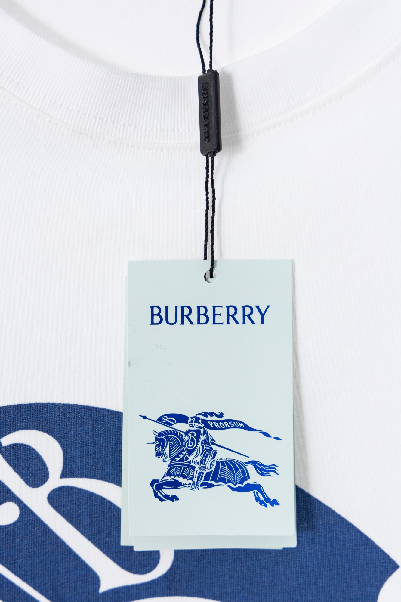 🅿️70
款号B02
BURBERRY巴宝莉BBR 战马大骑士马术短袖T恤 
面料采用260克纯棉双纱，配套1✖️1螺纹，进口机直喷印花，品质还原原版品质。宽松版型
Size：S-XL