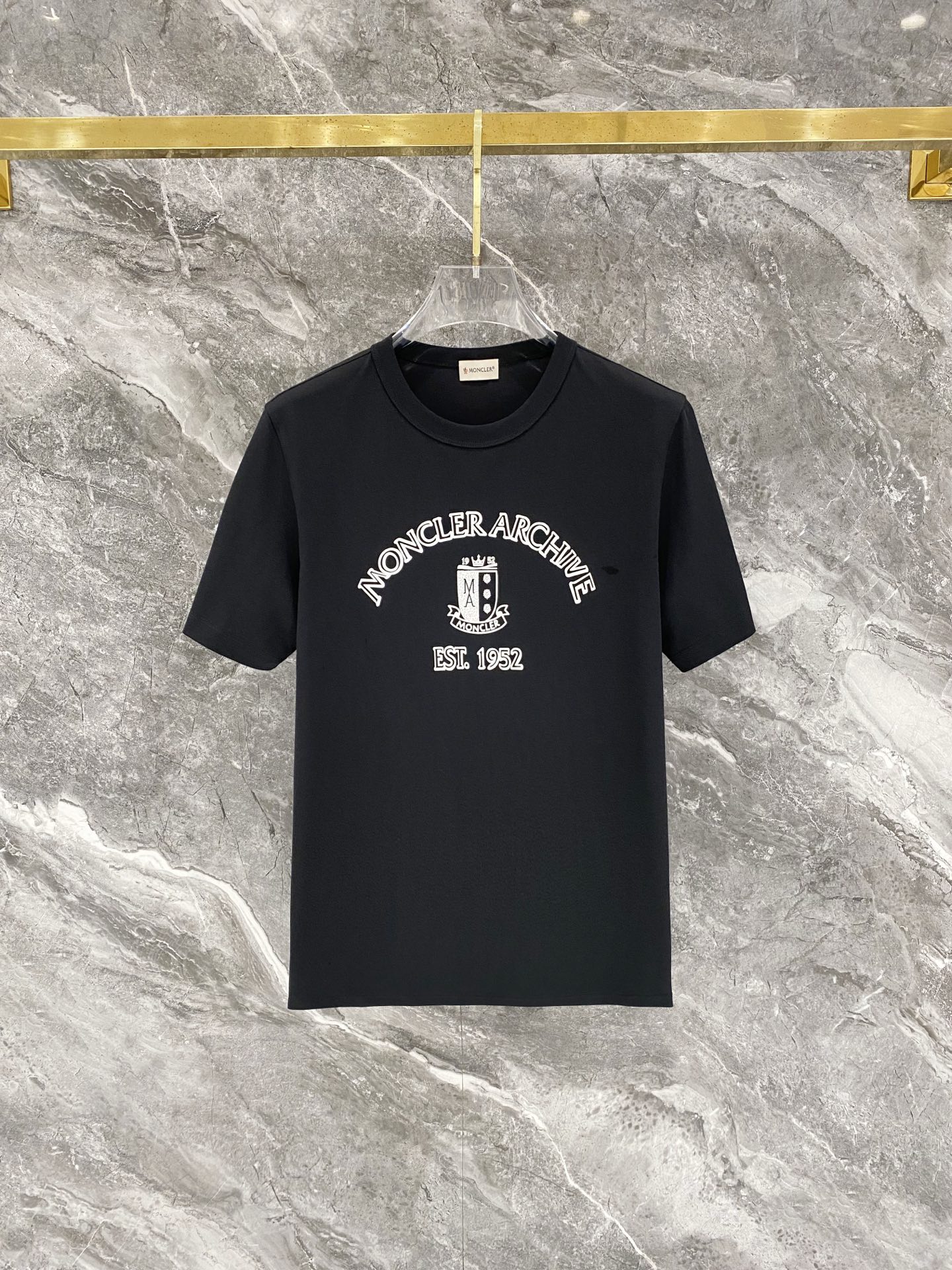 NO:847595,Meng Mouth, 2026 new short-sleeved T-shirt, handsome and fashionable, exquisitely embroidered letter logo on the chest, simple and versatile. The fabric cotton is not only crisp and maintains the trendy silhouette, but also comfortable to wear, and the yarn is more delicate. Size M-3XL, Moncler, T-shirt, tees, t-shirt,19860909蒙口、2026新品短袖T恤,帅气时尚,胸前精致刺绣字母logo,简约百搭款.面料棉 不仅挺括,保持潮流的廓形,又穿着舒适,纱织更细腻,码数M-3XL,,Moncler,T-shirt,tees，t-shirt,,Men's clothing