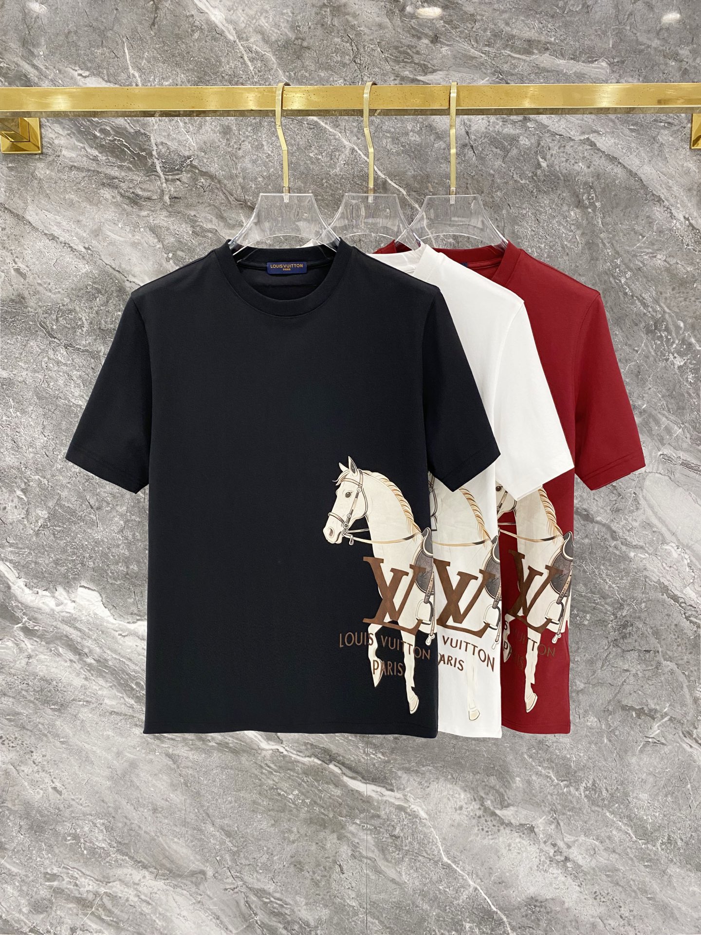 NO:847599,LV Louis Vuitton, 2026 new short-sleeved T-shirt, handsome and fashionable, top-notch printed letter pattern logo on the bottom, simple and versatile. The fabric cotton is not only crisp and maintains the trendy silhouette, but also comfortable to wear, and the yarn is more delicate. Size M-3XL,, louis vuitton, louis vuitton, T-shirt, tees, t-shirt,19860909LV 路易威登、2026新品短袖T恤,帅气时尚,衣下顶级印花字母图案logo,简约百搭款.面料棉 不仅挺括,保持潮流的廓形,又穿着舒适,纱织更细腻, 码数M-3XL,,louis vuitton,louis vuitton,T-shirt,tees，t-shirt,,Men's clothing