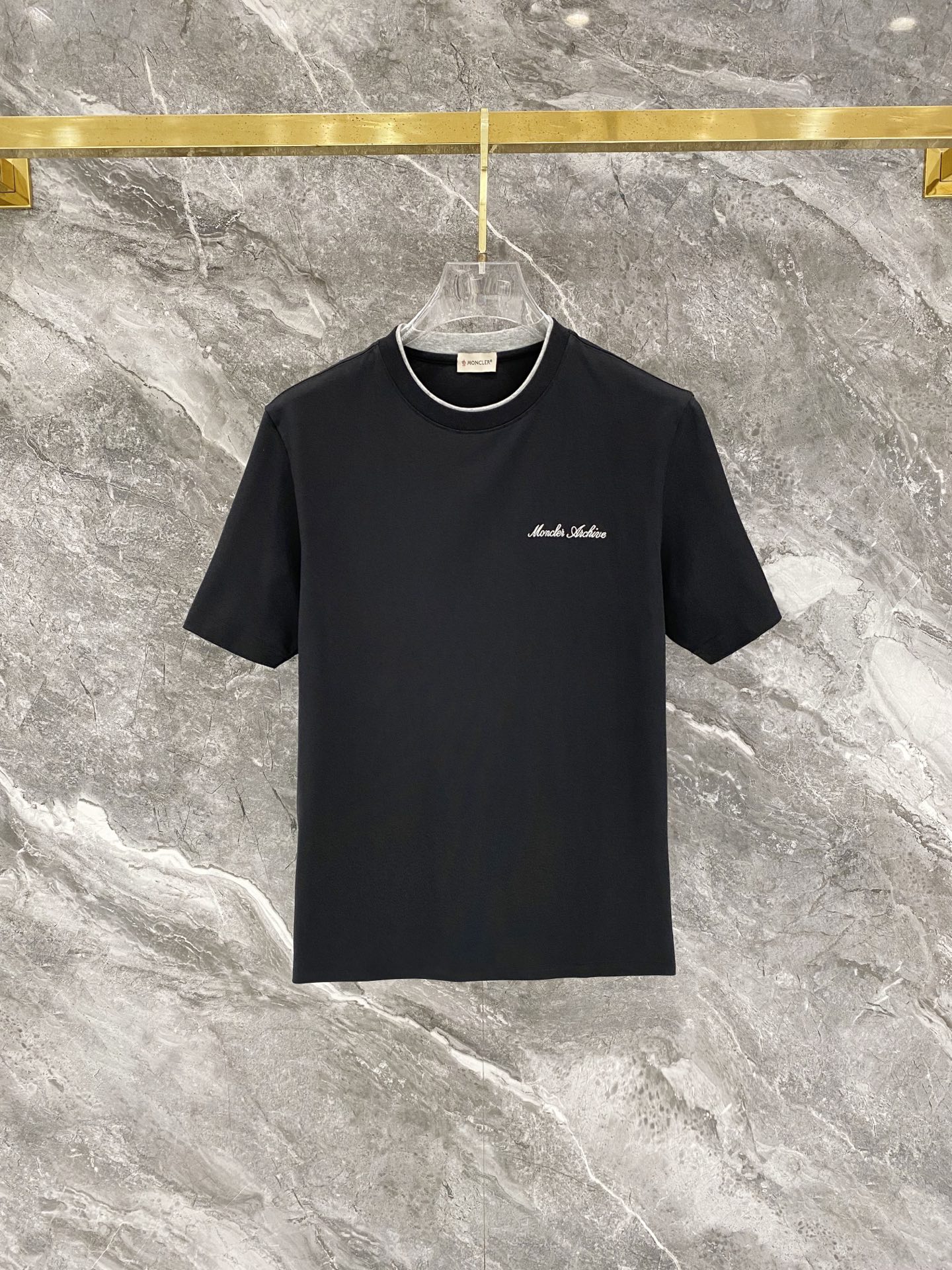 NO:847601,High version Mon High-end customization 2026 early spring exclusive new original men's casual short-sleeved T-shirt High-end customization High-end version Fashionable and versatile imported long-staple cotton and Tencel fabric Super soft and delicate to the touch Skin-friendly and comfortable to wear High-end boutique The upper body made by the factory is very good A must-have item for men Complete with three standards Size M-3XL, T-shirt, tees, t-shirt,19860909高版本 Mon 高端定制 2026早春独家专供新款原单男士休闲短袖T恤 高端定制 高端版本 时尚百搭爆款进口长绒棉加天丝面料 手感超柔软细腻 穿着亲肤舒适 高端精品 代工厂精细做上身非常赞 男士必备单品 三标齐全 码数M-3XL,,T-shirt,tees，t-shirt,,Men's clothing
