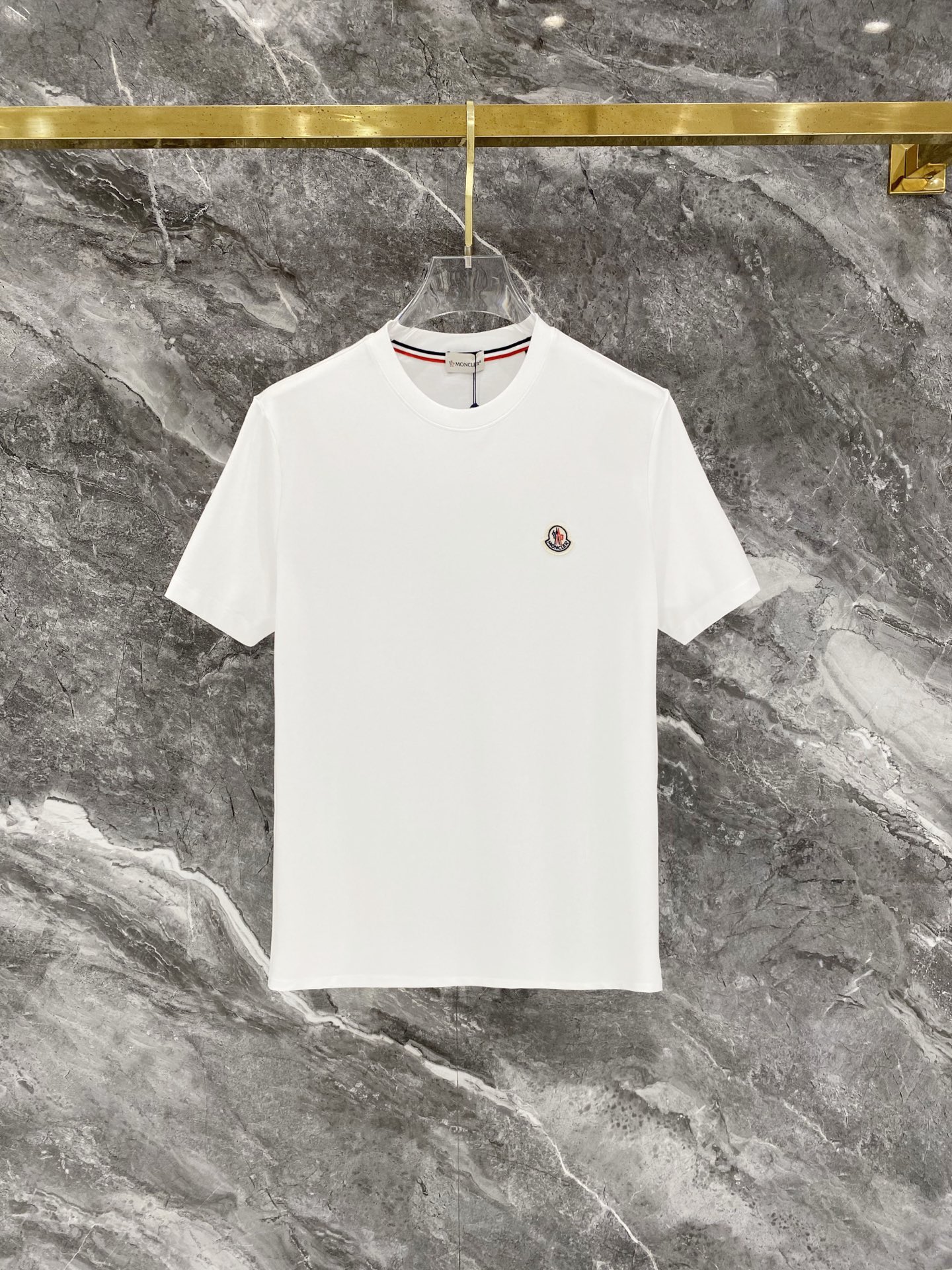 NO:847598,Mengkou 2026 new short-sleeved T-shirt, handsome and fashionable, with exquisite embroidered letter logo on the chest, simple and versatile. The fabric cotton is not only crisp and maintains the trendy silhouette, but also comfortable to wear, and the yarn is more delicate. Size M-3XL, Moncler, T-shirt, tees, t-shirt,19860909蒙口 2026新品短袖T恤,帅气时尚,胸前精致刺绣字母logo,简约百搭款.面料棉 不仅挺括,保持潮流的廓形,又穿着舒适,纱织更细腻,码数M-3XL,,Moncler,T-shirt,tees，t-shirt,,Men's clothing