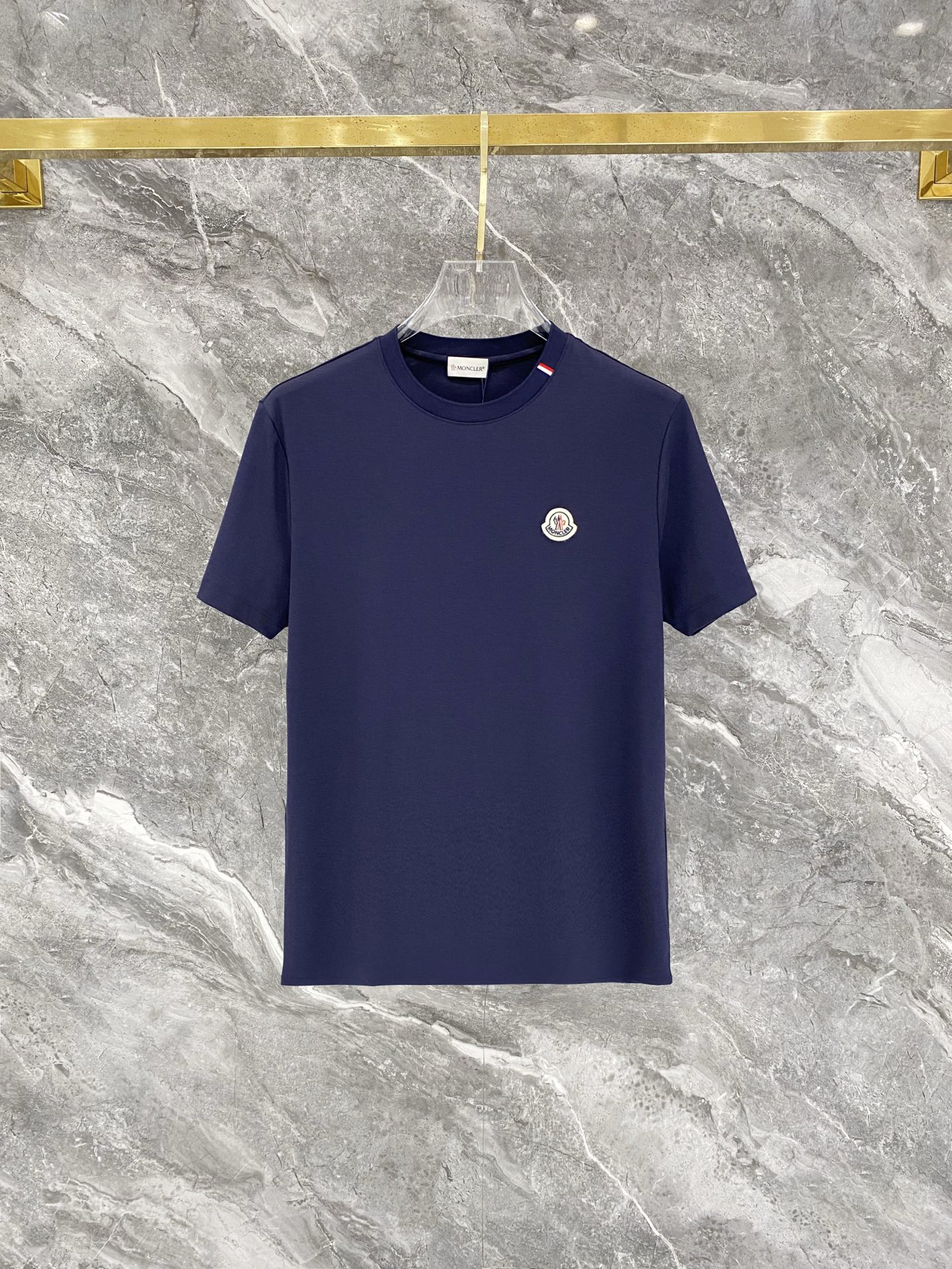 NO:847600,Meng Mouth, 2026 new short-sleeved T-shirt, handsome and fashionable, exquisitely embroidered letter logo on the chest, simple and versatile. The fabric cotton is not only crisp and maintains the trendy silhouette, but also comfortable to wear, and the yarn is more delicate. Size M-3XL, Moncler, T-shirt, tees, t-shirt,19860909蒙口、2026新品短袖T恤,帅气时尚,胸前精致刺绣字母logo,简约百搭款.面料棉 不仅挺括,保持潮流的廓形,又穿着舒适,纱织更细腻,码数M-3XL,,Moncler,T-shirt,tees，t-shirt,,Men's clothing