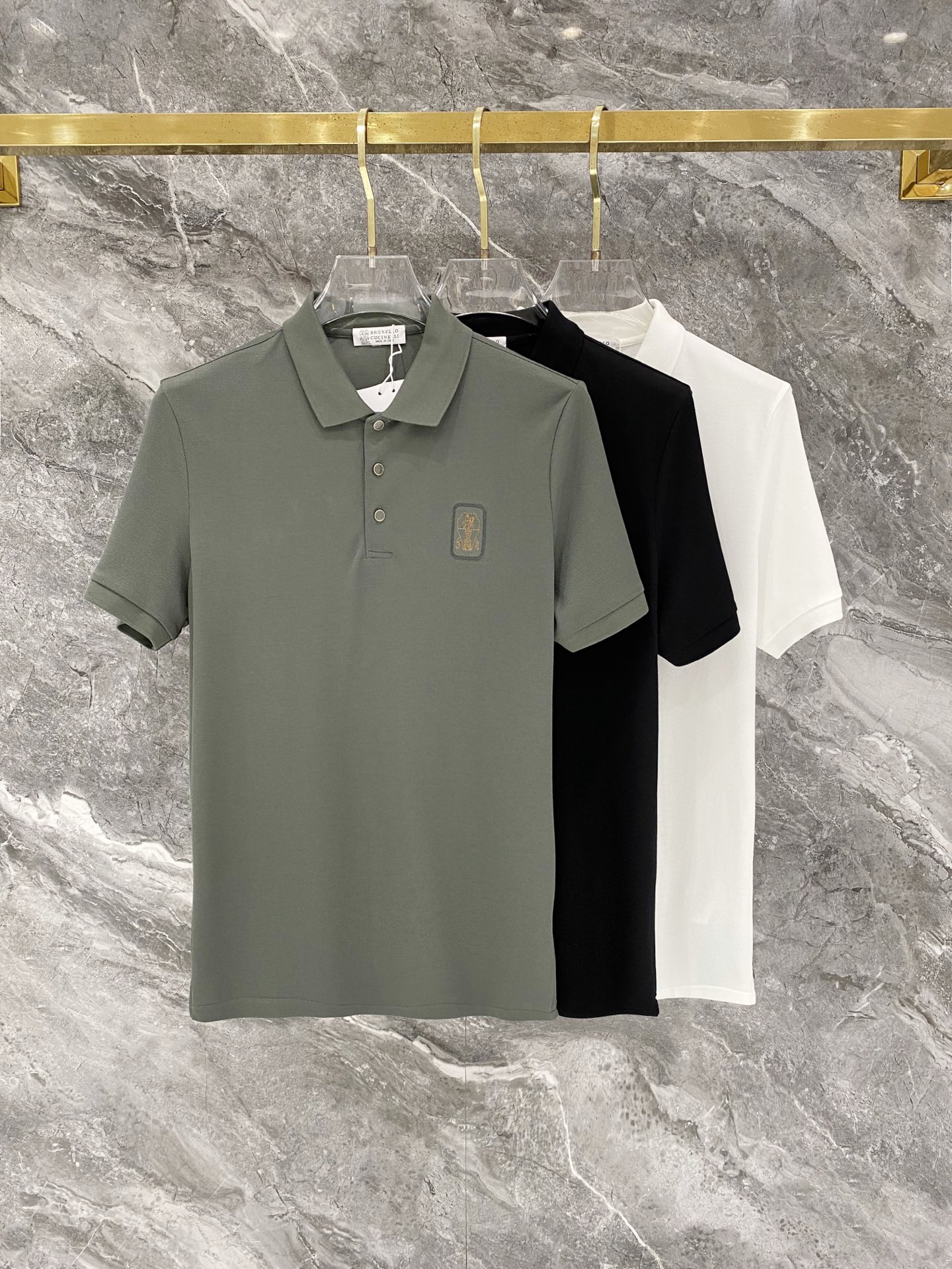 NO:847603,2026ss summer new letter logo men’s lapel Polo shirt!  Classic business men's style, the ceiling-level business men's style of high-end men's clothing!  Simple and fashionable yet elegant, it looks great when worn alone, and quality control/details control can be taken away with your eyes closed. It is low-key, luxurious and connotative!  It is carefully made of custom-woven Pima cotton. The surface of the fabric is evenly arranged and has a neat mesh texture. It has excellent breathability and heat dissipation and perspiration. The upper body comfort is completely better than ordinary single-sided jersey tissue!  The classic brand LOGO on the chest is made with top-notch craftsmanship. The LOGO is three-dimensional, clear and full, and has extraordinary texture. Whether it is worn as an inner layer or worn alone, it is a classic product!  The exquisite tailoring process, every detail is handled very standard and delicately, which cannot be compared with other low-end products on the market. It is a must-have basic and versatile Polo shirt for men!  Size M-4xl,,198609092026ss夏季新款字母logo男士翻领Polo衫！经典商务男款,高端男装的天花板级别的商务男款！简约时尚大气不失优雅,单穿内搭体面过人,品质控/细节控的闭眼带走,低调又奢华有内涵！ 客供定织匹马棉精心制成,面料表面排列均匀整齐的网眼纹理,透气性和散热排汗性极佳,上身舒适程度完全优于普通单面汗布组织！胸前经典的品牌LOGO标识,采用顶级工艺打造,LOGO立体清晰饱满,质感非凡的特质,无论是内搭还是单穿都是一款经典领域的产品！精妙绝伦的裁剪工艺,每一个细节处理的非常标准细腻,非市面一般LOW货可以媲美的,男士必入基础百搭款Polo衫推荐！ 尺码M-4xl,,,Men's clothing