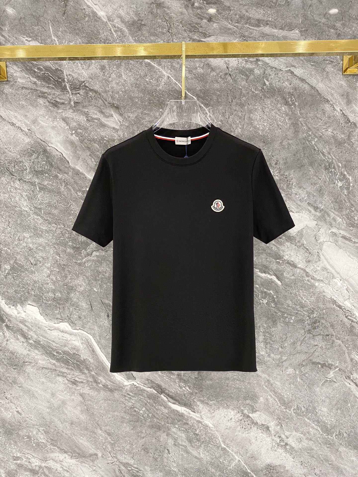 NO:847605,Mengkou 2026 new short-sleeved T-shirt, handsome and fashionable, with exquisite embroidered letter logo on the chest, simple and versatile. The fabric cotton is not only crisp and maintains the trendy silhouette, but also comfortable to wear, and the yarn is more delicate. Size M-3XL, Moncler, T-shirt, tees, t-shirt,19860909蒙口 2026新品短袖T恤,帅气时尚,胸前精致刺绣字母logo,简约百搭款.面料棉 不仅挺括,保持潮流的廓形,又穿着舒适,纱织更细腻,码数M-3XL,,Moncler,T-shirt,tees，t-shirt,,Men's clothing