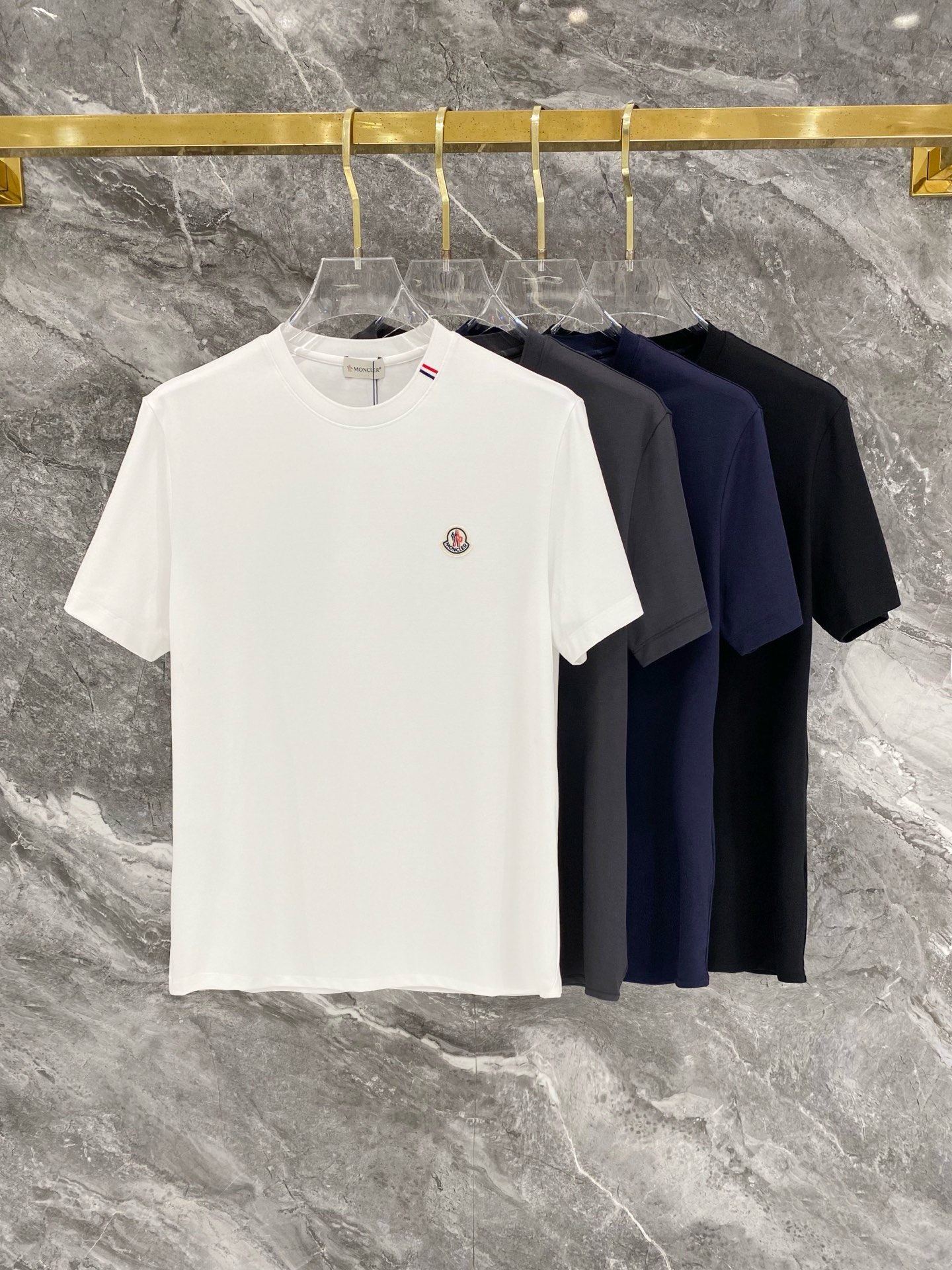 NO:847607,Meng Mouth, 2026 new short-sleeved T-shirt, handsome and fashionable, exquisitely embroidered letter logo on the chest, simple and versatile. The fabric cotton is not only crisp and maintains the trendy silhouette, but also comfortable to wear, and the yarn is more delicate. Size M-3XL, Moncler, T-shirt, tees, t-shirt,19860909蒙口、2026新品短袖T恤,帅气时尚,胸前精致刺绣字母logo,简约百搭款.面料棉 不仅挺括,保持潮流的廓形,又穿着舒适,纱织更细腻,码数M-3XL,,Moncler,T-shirt,tees，t-shirt,,Men's clothing