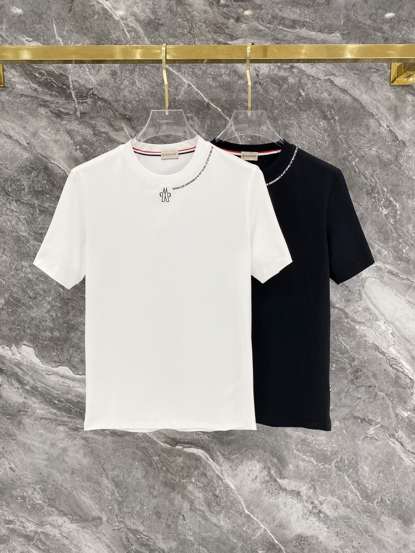 NO:847609,Mengkou 2026 new short-sleeved T-shirt, handsome and fashionable, with exquisite embroidered letter logo on the chest, simple and versatile. The fabric cotton is not only crisp and maintains the trendy silhouette, but also comfortable to wear, and the yarn is more delicate. Size M-3XL, Moncler, T-shirt, tees, t-shirt,19860909蒙口 2026新品短袖T恤,帅气时尚,胸前精致刺绣字母logo,简约百搭款.面料棉 不仅挺括,保持潮流的廓形,又穿着舒适,纱织更细腻,码数M-3XL,,Moncler,T-shirt,tees，t-shirt,,Men's clothing