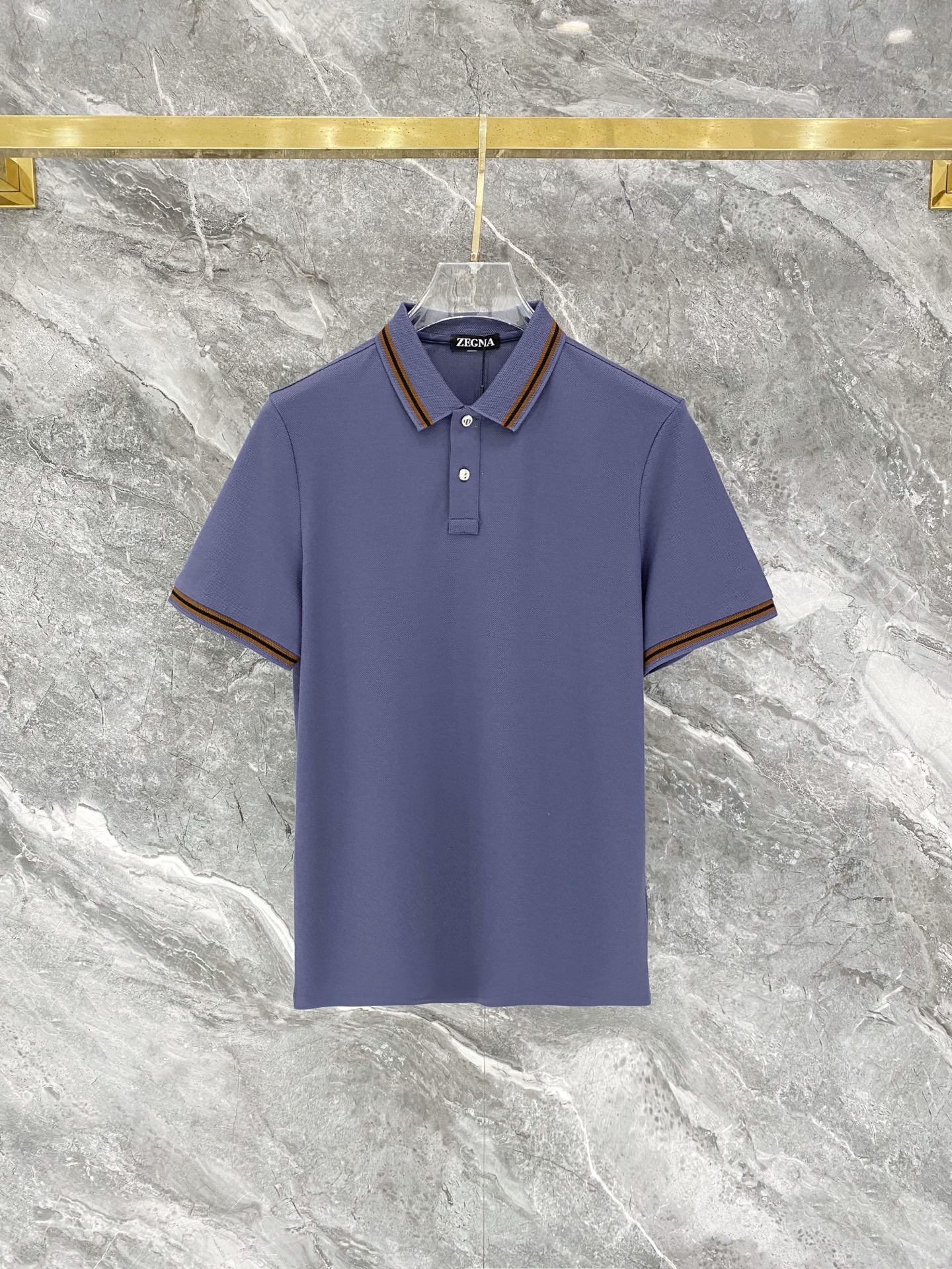 NO:847613,The wrong price has been corrected. 2026ss summer new men’s lapel Polo shirt with letter logo!  Classic business men's style, the ceiling-level business men's style of high-end men's clothing!  Simple and fashionable yet elegant, it looks great when worn alone, and quality control/details control can be taken away with your eyes closed. It is low-key, luxurious and connotative!  It is carefully made of custom-woven Pima cotton. The surface of the fabric is evenly arranged and has a neat mesh texture. It has excellent breathability and heat dissipation and perspiration. The upper body comfort is completely better than ordinary single-sided jersey tissue!  The classic brand LOGO on the chest is made with top-notch craftsmanship. The LOGO is three-dimensional, clear and full, and has extraordinary texture. Whether it is worn as an inner layer or worn alone, it is a classic product!  The exquisite tailoring process, every detail is handled very standard and delicately, which cannot be compared with other low-end products on the market. It is a must-have basic and versatile Polo shirt for men!  Size M-4xl,,19860909上错价 己更错 2026ss夏季新款字母logo男士翻领Polo衫！经典商务男款,高端男装的天花板级别的商务男款！简约时尚大气不失优雅,单穿内搭体面过人,品质控/细节控的闭眼带走,低调又奢华有内涵！ 客供定织匹马棉精心制成,面料表面排列均匀整齐的网眼纹理,透气性和散热排汗性极佳,上身舒适程度完全优于普通单面汗布组织！胸前经典的品牌LOGO标识,采用顶级工艺打造,LOGO立体清晰饱满,质感非凡的特质,无论是内搭还是单穿都是一款经典领域的产品！精妙绝伦的裁剪工艺,每一个细节处理的非常标准细腻,非市面一般LOW货可以媲美的,男士必入基础百搭款Polo衫推荐！ 尺码M-4xl,,,Men's clothing