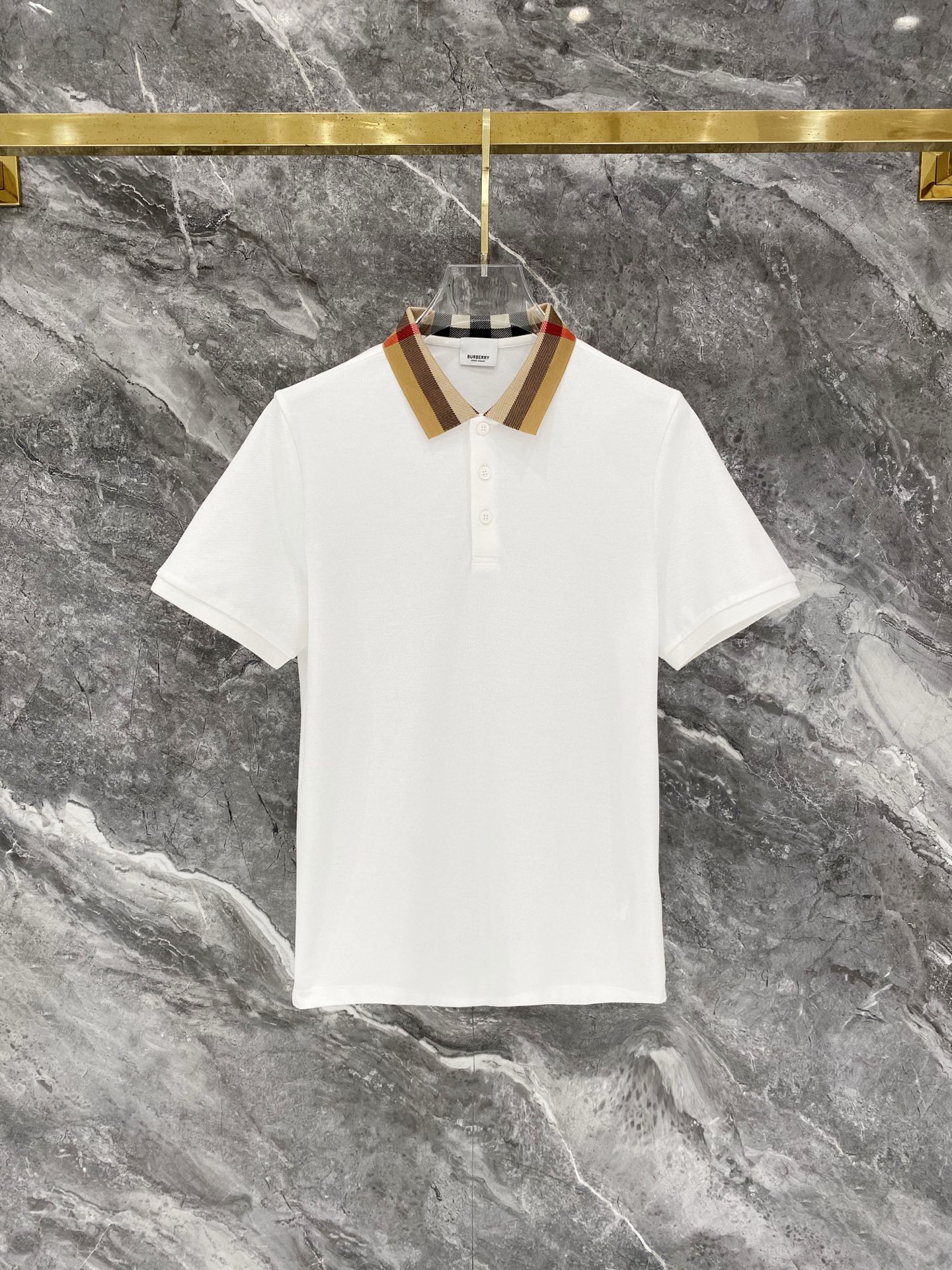 NO:847596,2026ss summer new letter logo men’s lapel Polo shirt!  Classic business men's style, the ceiling-level business men's style of high-end men's clothing!  Simple and fashionable yet elegant, it looks great when worn alone, and quality control/details control can be taken away with your eyes closed. It is low-key, luxurious and connotative!  It is carefully made of custom-woven Pima cotton. The surface of the fabric is evenly arranged and has a neat mesh texture. It has excellent breathability and heat dissipation and perspiration. The upper body comfort is completely better than ordinary single-sided jersey tissue!  The classic brand LOGO on the chest is made with top-notch craftsmanship. The LOGO is three-dimensional, clear and full, and has extraordinary texture. Whether it is worn as an inner layer or worn alone, it is a classic product!  The exquisite tailoring process, every detail is handled very standard and delicately, which cannot be compared with other low-end products on the market. It is a must-have basic and versatile Polo shirt for men!  Size M-4xl,,198609092026ss夏季新款字母logo男士翻领Polo衫！经典商务男款,高端男装的天花板级别的商务男款！简约时尚大气不失优雅,单穿内搭体面过人,品质控/细节控的闭眼带走,低调又奢华有内涵！ 客供定织匹马棉精心制成,面料表面排列均匀整齐的网眼纹理,透气性和散热排汗性极佳,上身舒适程度完全优于普通单面汗布组织！胸前经典的品牌LOGO标识,采用顶级工艺打造,LOGO立体清晰饱满,质感非凡的特质,无论是内搭还是单穿都是一款经典领域的产品！精妙绝伦的裁剪工艺,每一个细节处理的非常标准细腻,非市面一般LOW货可以媲美的,男士必入基础百搭款Polo衫推荐！ 尺码M-4xl,,,Men's clothing