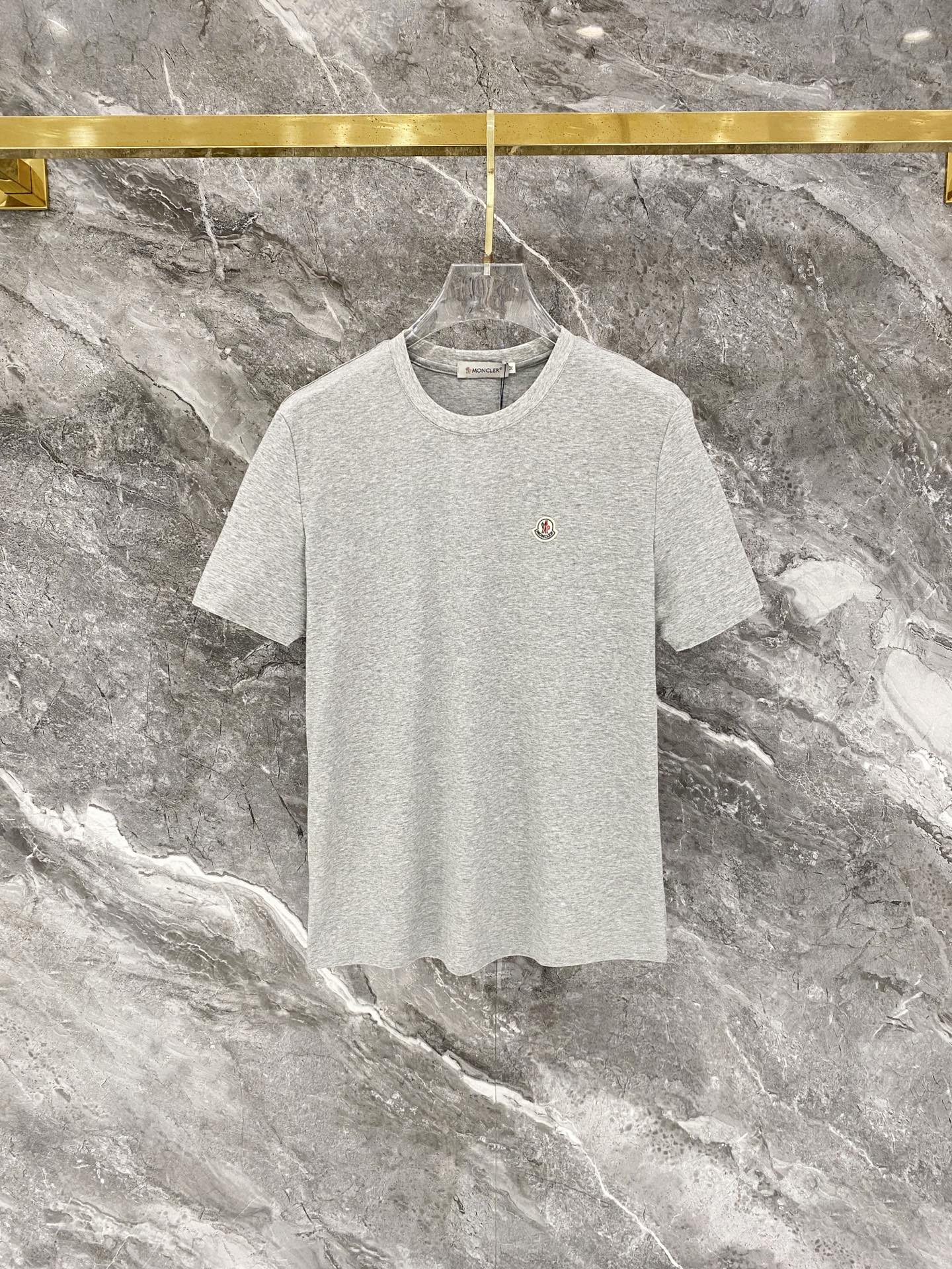NO:847594,Mengkou Mo 2026 new short-sleeved T-shirt, handsome and fashionable, with exquisite embroidered letter logo on the chest, simple and versatile. The fabric cotton is not only crisp and maintains the trendy silhouette, but also comfortable to wear, and the yarn is more delicate. Size: M-4XL,, Moncler, T-shirt, tees, t-shirt,19860909蒙口 Mo 2026新品短袖T恤,帅气时尚,胸前精致刺绣字母logo,简约百搭款.面料棉 不仅挺括,保持潮流的廓形,又穿着舒适,纱织更细腻,码数:M-4XL,,Moncler,T-shirt,tees，t-shirt,,Men's clothing
