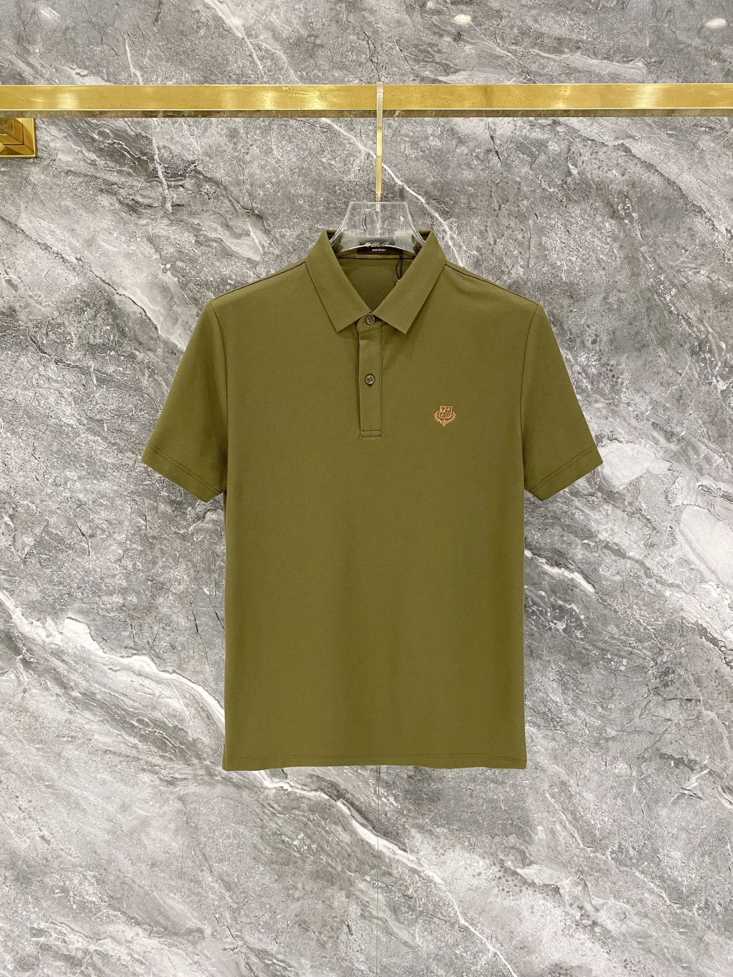 NO:847578,LP Nuoyoupanya 2026ss new summer embroidered logo men's lapel olo shirt!  Classic business men's style, the ceiling-level business men's style of high-end men's clothing!  Simple and fashionable yet elegant, it looks great when worn alone, and quality control/details control can be taken away with your eyes closed. It is low-key, luxurious and connotative!  The custom-woven mesh pique cotton supplied by the customer is carefully made. The mesh texture is evenly arranged on the surface of the fabric. It has excellent breathability and heat dissipation and perspiration. The upper body comfort is completely better than ordinary single-sided jersey tissue!  The classic brand LOGO on the chest is made with top-notch craftsmanship. The LOGO is three-dimensional, clear and full, and has extraordinary texture. Whether it is worn as an inner layer or worn alone, it is a classic product!  Exquisite cutting technology, every detail is handled very standard and delicately, which is not comparable to ordinary low-low products on the market. Men must buy basic and versatile olo shirts recommended!  Size M-4XL,,loro piana,19860909LP 诺悠翩雅 2026ss夏季新款刺绣logo男士翻领olo衫！经典商务男款,高端男装的天花板级别的商务男款！简约时尚大气不失优雅,单穿内搭体面过人,品质控/细节控的闭眼带走,低调又奢华有内涵！ 客供定织网眼珠地棉精心制成,面料表面排列均匀整齐的网眼纹理,透气性和散热排汗性极佳,上身舒适程度完全优于普通单面汗布组织！胸前经典的品牌LOGO标识,采用顶级工艺打造,LOGO立体清晰饱满,质感非凡的特质,无论是内搭还是单穿都是一款经典领域的产品！精妙绝伦的裁剪工艺,每一个细节处理的非常标准细腻,非市面一般LOW货可以媲美的,男士必入基础百搭款olo衫推荐！ 尺码M-4XL,,loro piana,,Men's clothing