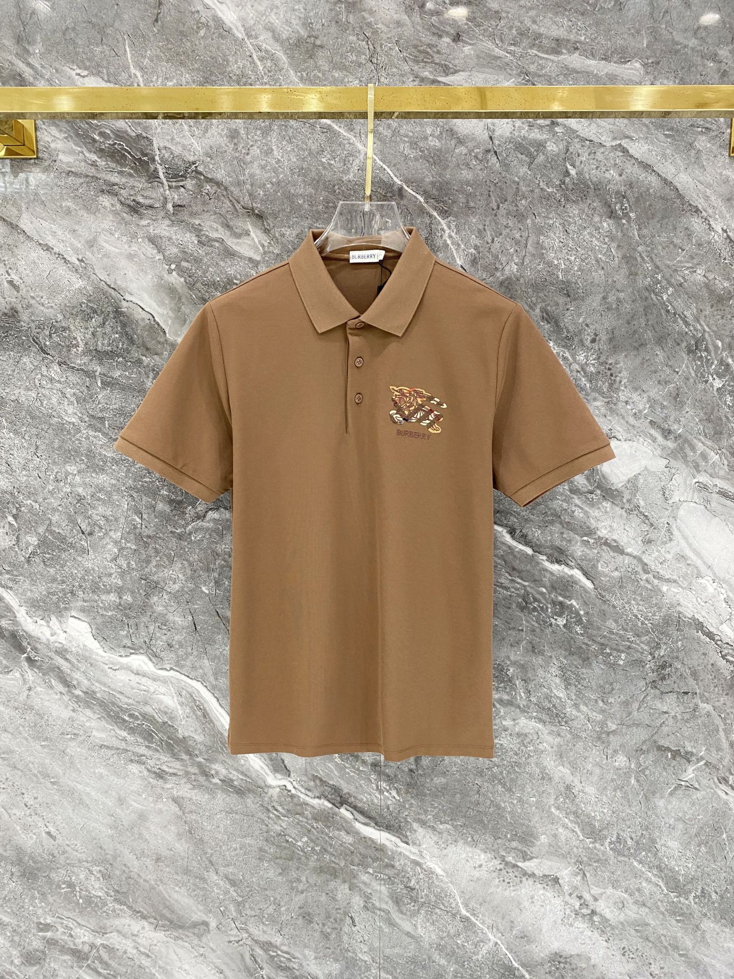 NO:847582,Burberry 2026ss summer new embroidered logo men's lapel olo shirt!  Classic business men's style, the ceiling-level business men's style of high-end men's clothing!  Simple and fashionable yet elegant, it looks great when worn alone, and quality control/details control can be taken away with your eyes closed. It is low-key, luxurious and connotative!  The custom-woven mesh pique cotton supplied by the customer is carefully made. The mesh texture is evenly arranged on the surface of the fabric. It has excellent breathability and heat dissipation and perspiration. The upper body comfort is completely better than ordinary single-sided jersey tissue!  The classic brand LOGO on the chest is made with top-notch craftsmanship. The LOGO is three-dimensional, clear and full, and has extraordinary texture. Whether it is worn as an inner layer or worn alone, it is a classic product!  Exquisite cutting technology, every detail is handled very standard and delicately, which is not comparable to ordinary low-low products on the market. Men must buy basic and versatile olo shirts recommended!  Size M-4XL,,burberry,19860909巴宝莉 2026ss夏季新款刺绣logo男士翻领olo衫！经典商务男款,高端男装的天花板级别的商务男款！简约时尚大气不失优雅,单穿内搭体面过人,品质控/细节控的闭眼带走,低调又奢华有内涵！ 客供定织网眼珠地棉精心制成,面料表面排列均匀整齐的网眼纹理,透气性和散热排汗性极佳,上身舒适程度完全优于普通单面汗布组织！胸前经典的品牌LOGO标识,采用顶级工艺打造,LOGO立体清晰饱满,质感非凡的特质,无论是内搭还是单穿都是一款经典领域的产品！精妙绝伦的裁剪工艺,每一个细节处理的非常标准细腻,非市面一般LOW货可以媲美的,男士必入基础百搭款olo衫推荐！ 尺码M-4XL,,burberry,,Men's clothing