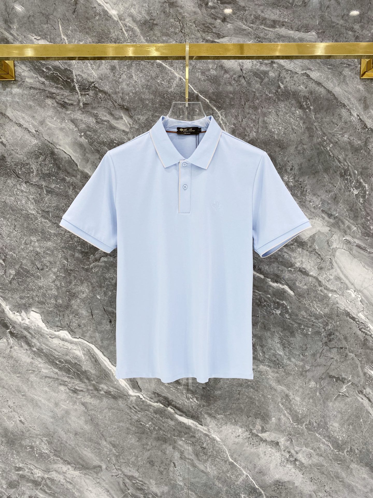 NO:847584,LP Nuoyoupanya 2026ss new summer embroidered logo men's lapel olo shirt!  Classic business men's style, the ceiling-level business men's style of high-end men's clothing!  Simple and fashionable yet elegant, it looks great when worn alone, and quality control/details control can be taken away with your eyes closed. It is low-key, luxurious and connotative!  The custom-woven mesh pique cotton supplied by the customer is carefully made. The mesh texture is evenly arranged on the surface of the fabric. It has excellent breathability and heat dissipation and perspiration. The upper body comfort is completely better than ordinary single-sided jersey tissue!  The classic brand LOGO on the chest is made with top-notch craftsmanship. The LOGO is three-dimensional, clear and full, and has extraordinary texture. Whether it is worn as an inner layer or worn alone, it is a classic product!  Exquisite cutting technology, every detail is handled very standard and delicately, which is not comparable to ordinary low-low products on the market. Men must buy basic and versatile olo shirts recommended!  Size M-4XL,,loro piana,19860909LP 诺悠翩雅 2026ss夏季新款刺绣logo男士翻领olo衫！经典商务男款,高端男装的天花板级别的商务男款！简约时尚大气不失优雅,单穿内搭体面过人,品质控/细节控的闭眼带走,低调又奢华有内涵！ 客供定织网眼珠地棉精心制成,面料表面排列均匀整齐的网眼纹理,透气性和散热排汗性极佳,上身舒适程度完全优于普通单面汗布组织！胸前经典的品牌LOGO标识,采用顶级工艺打造,LOGO立体清晰饱满,质感非凡的特质,无论是内搭还是单穿都是一款经典领域的产品！精妙绝伦的裁剪工艺,每一个细节处理的非常标准细腻,非市面一般LOW货可以媲美的,男士必入基础百搭款olo衫推荐！ 尺码M-4XL,,loro piana,,Men's clothing