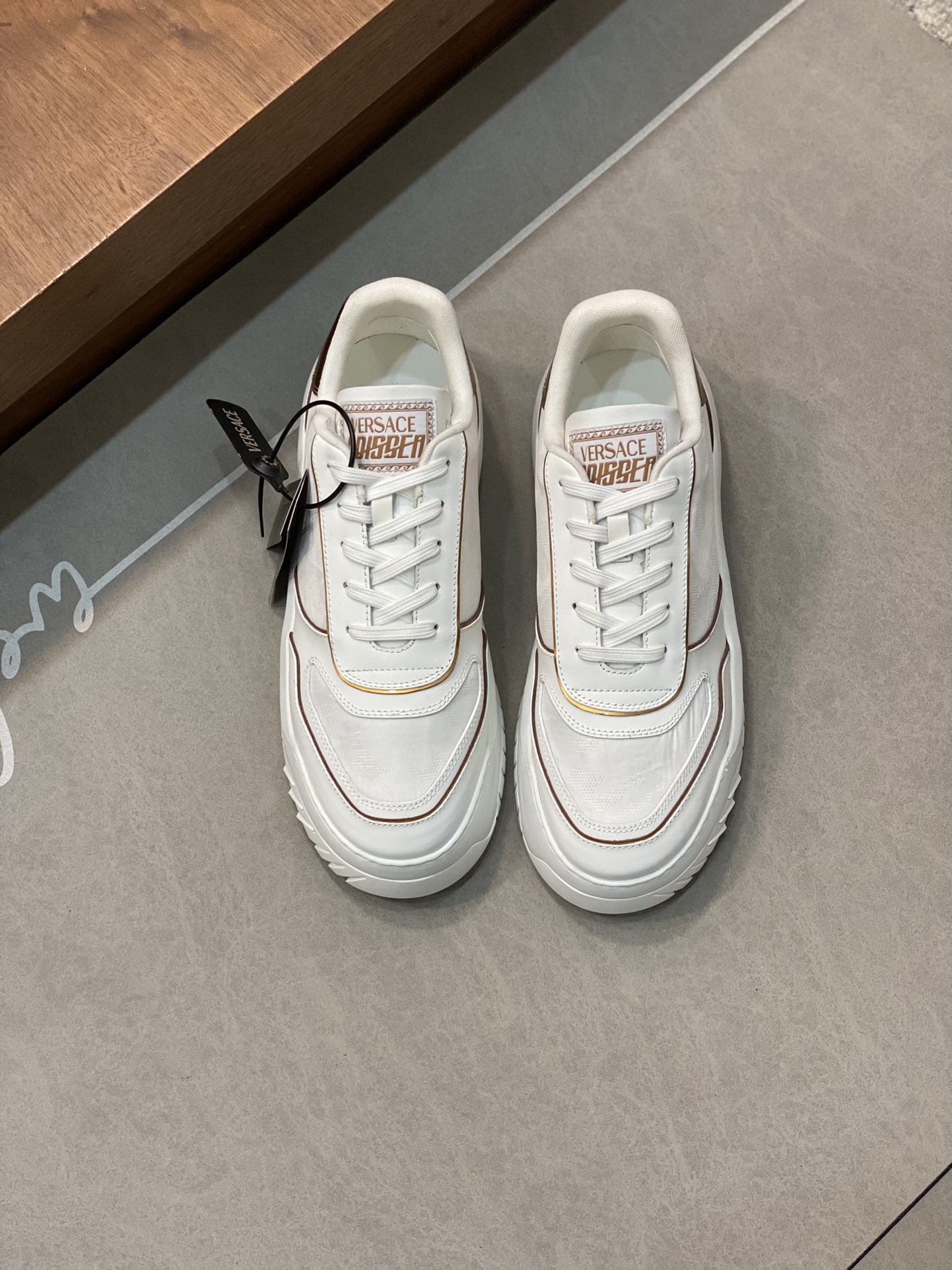 Versace 🆕Un zapato espacial con un fuerte sentido del arte. Todo el par de zapatos tiene una sensación de estructura y…