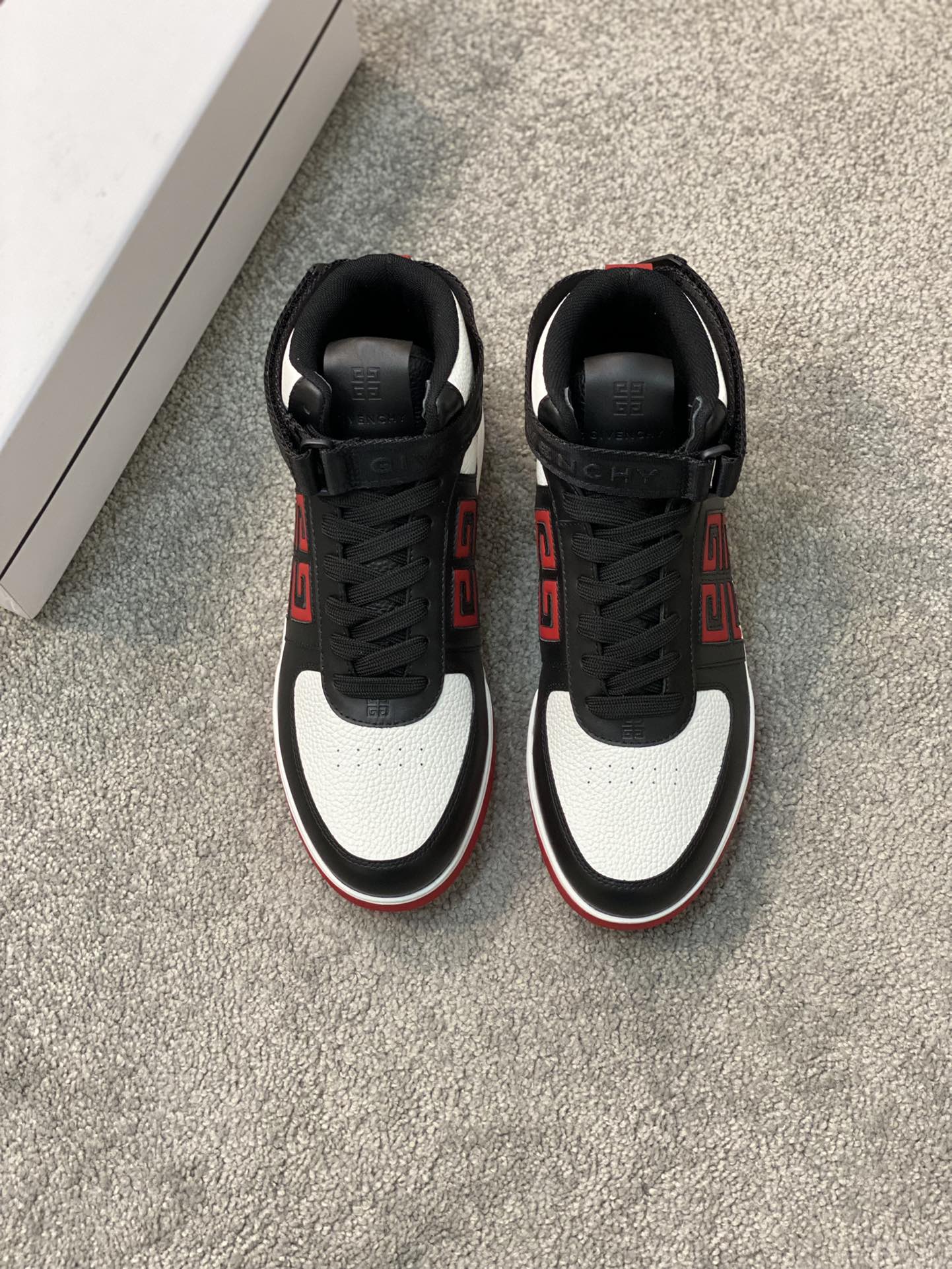 NO:349273,Gv *y~New GIV 1 men's high-top jogging sneakers, imported top layer cowhide, upper punched design, breathable and comfortable, tongue stamping 4G LOGO embroidery, TPU light sole, handsome and stylish on the foot, enhancing height and improving aura, simple, fashionable and versatile boutique!  Size39-44 (38.45 custom made),,sneakers,cowhide19860909Gv *y～全新GIV 1男士高帮慢跑运动鞋,进口头层牛皮,鞋面冲孔设计,透气舒适,舌压印4G LOGO刺绣,TPU轻型鞋底,上脚效果帅气有型,增高提升气场,简约时尚百搭精品！ Size39-44（38.45定做）,,sneakers,cowhide,Men's shoes