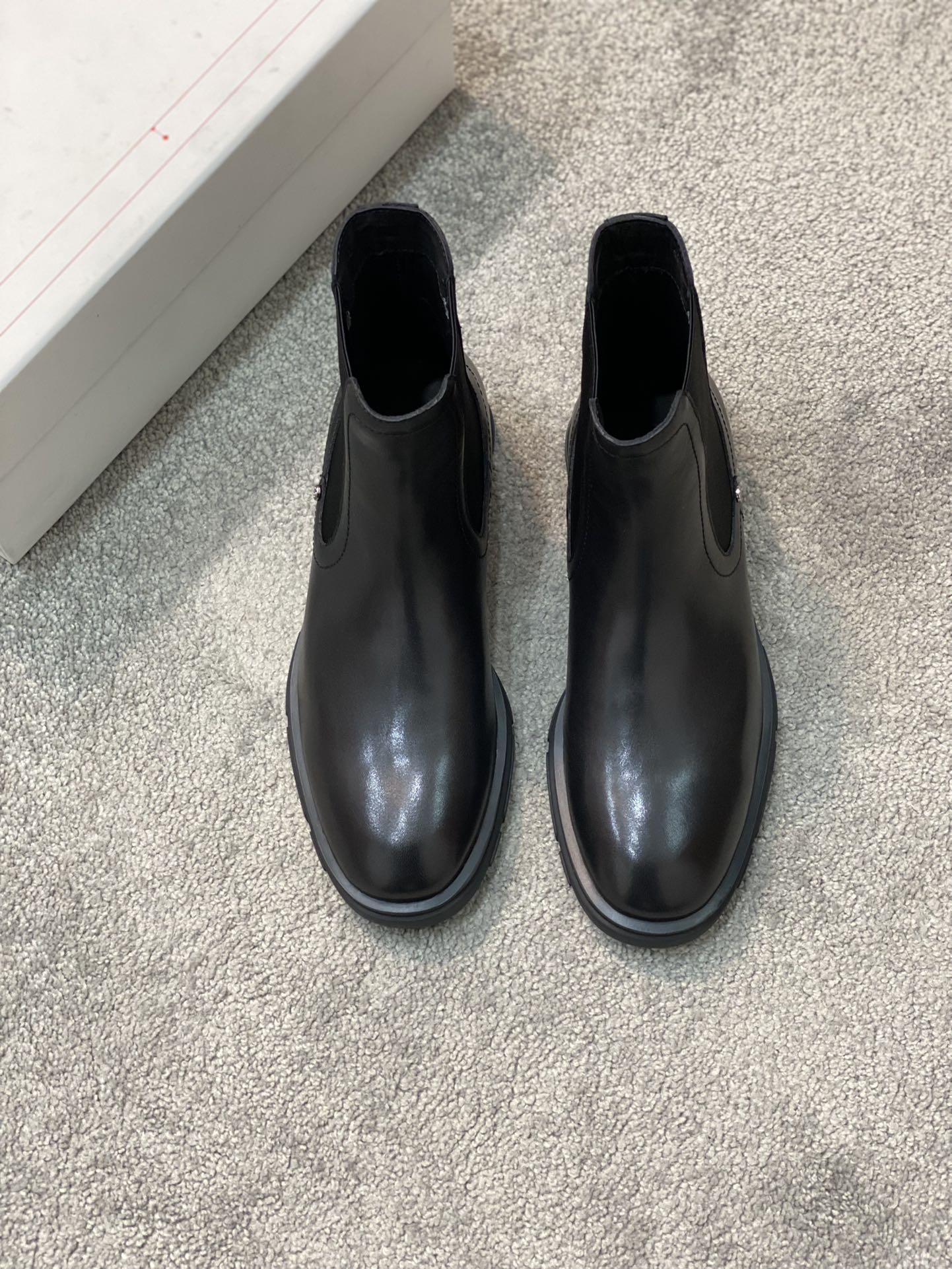 Botas Chelsea McQueen con cremallera McQueen de banda de rodadura delgada para hombre. Las sencillas botas Chelsea romp…