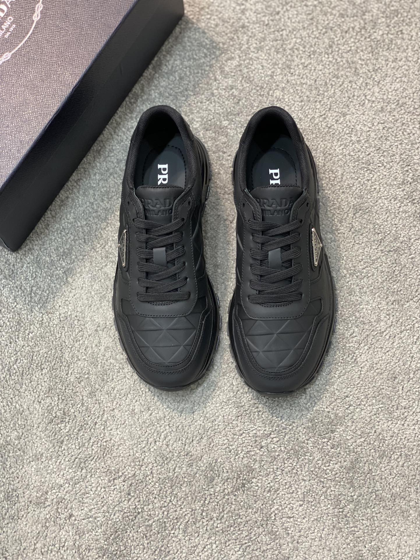 Los nuevos zapatos deportivos y casuales de cuero de suela gruesa para hombre de Real PRADA/Prada. Este zapato deportiv…