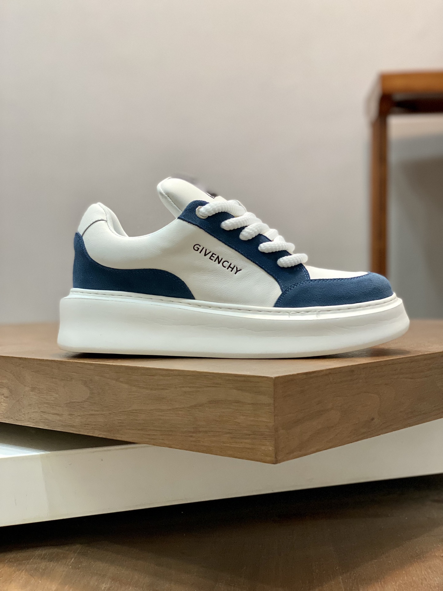 GivenchyGivenchy shares a shoe that can be used with all matchesMilan Fas