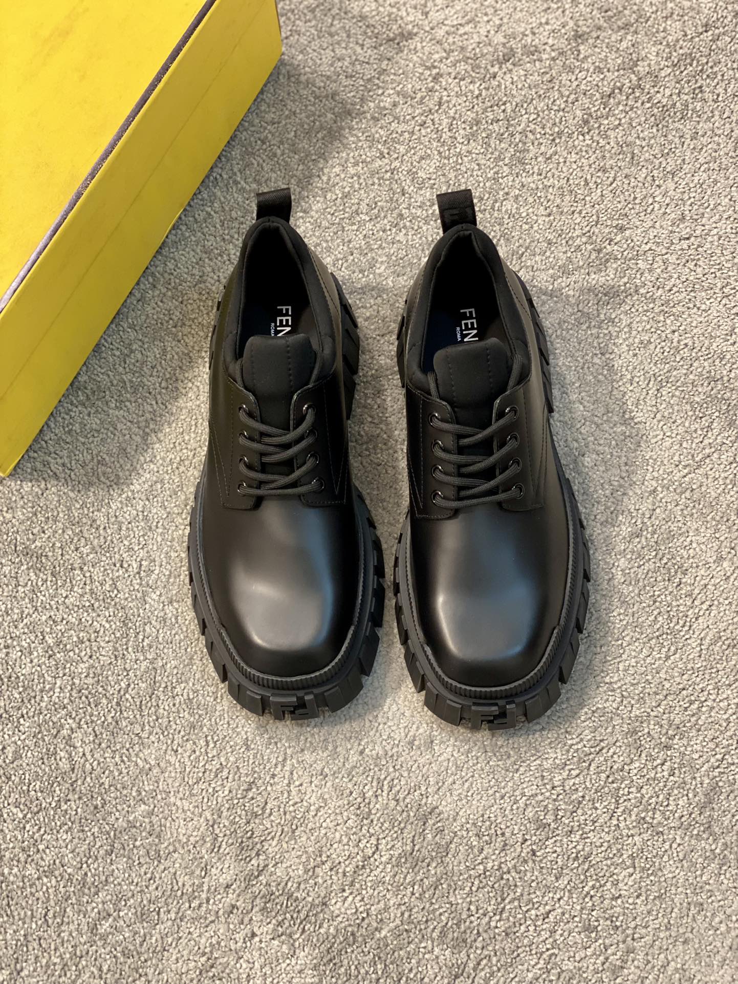Real FEND*: botas descubiertas de Fendi F, piel de vaca original, material de gamuza de vaca. Adornado con detalles de …