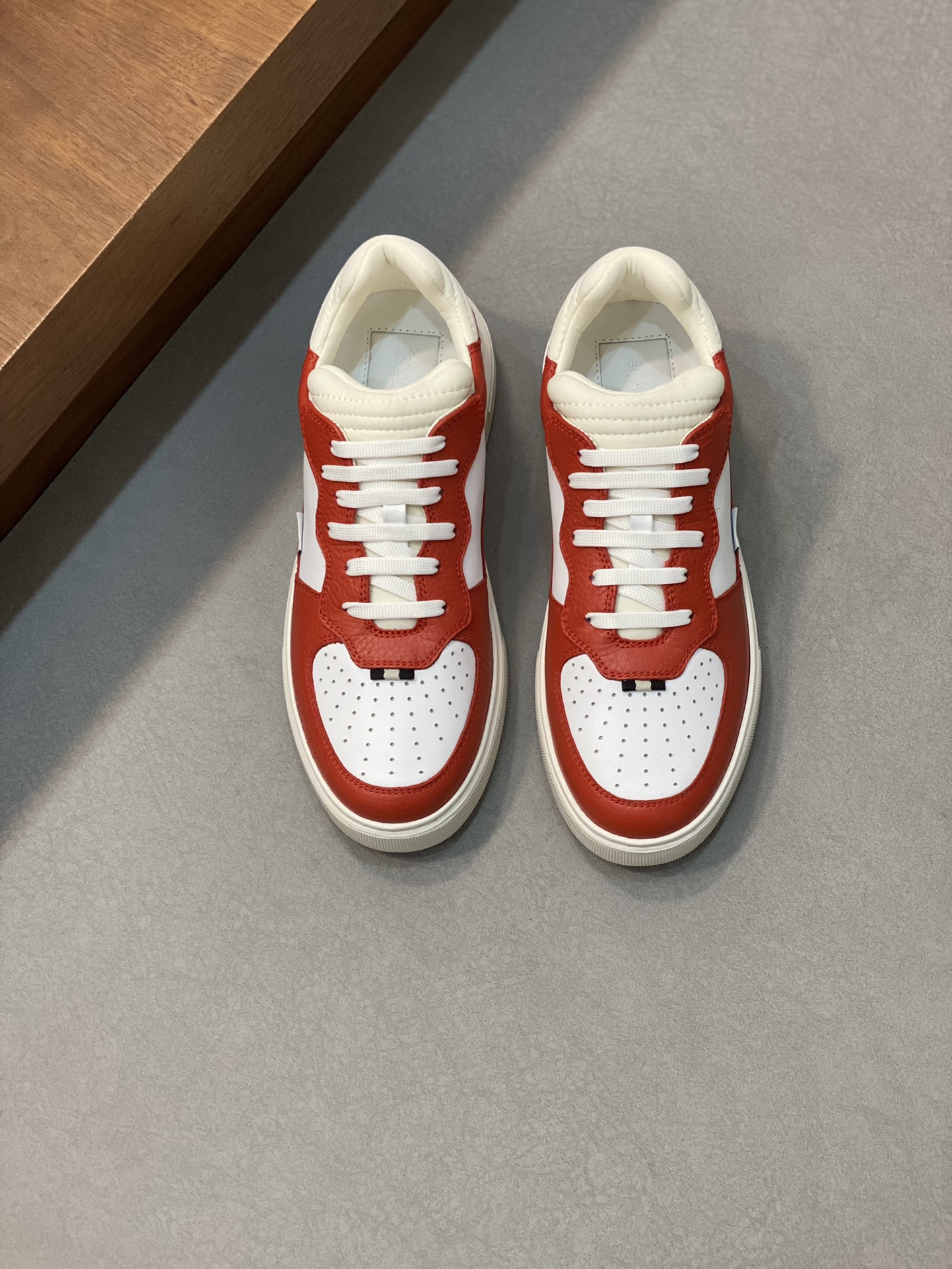 BALLY/Bally nuevas zapatillas de deporte de cuero Mark para hombre. Esta zapatilla está hecha de empalme de materiales,…