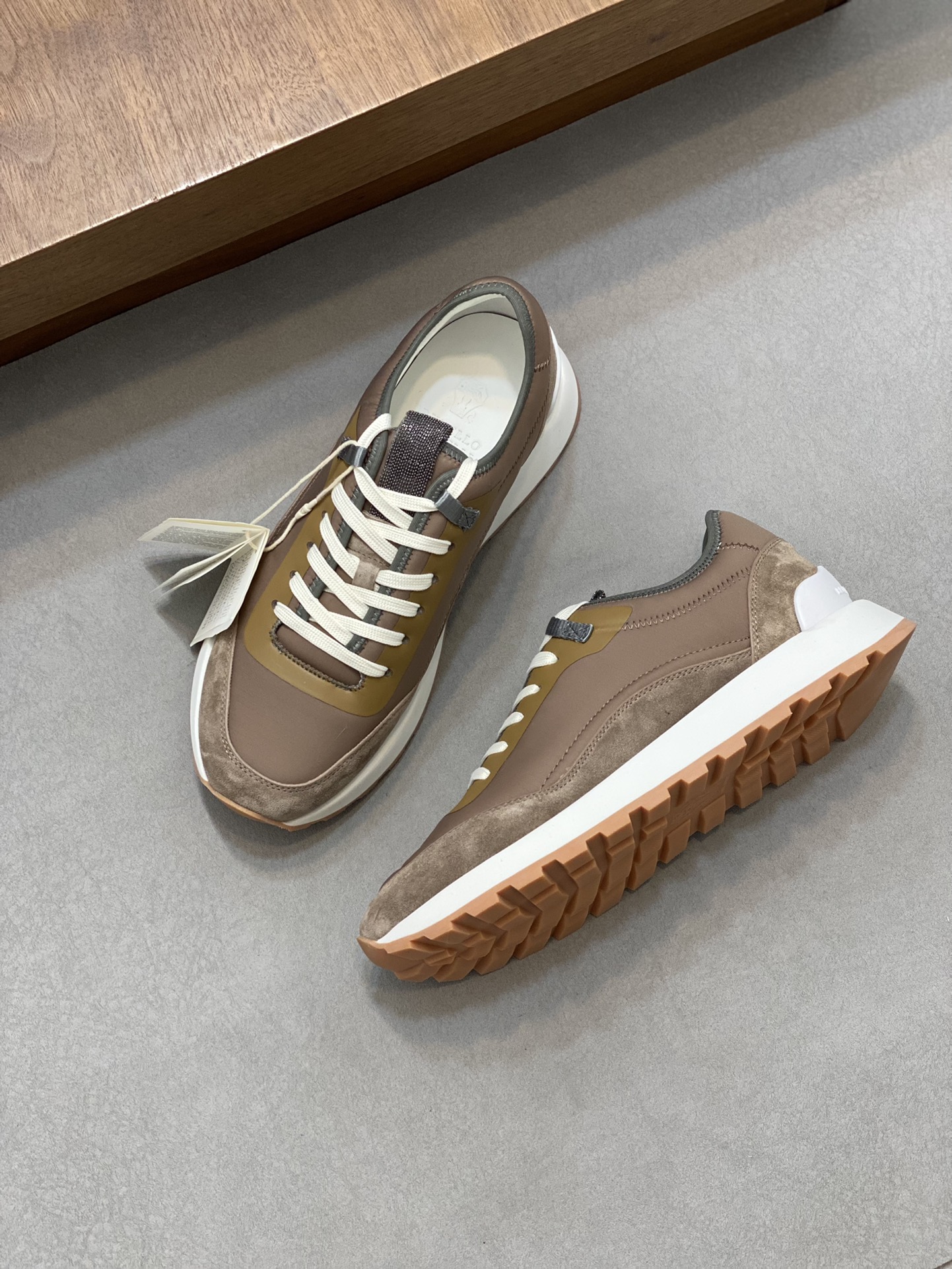 BRUNELLO CUCINELLI zapatillas de deporte de los hombres Este entrenador está hecho de tela de lona, 