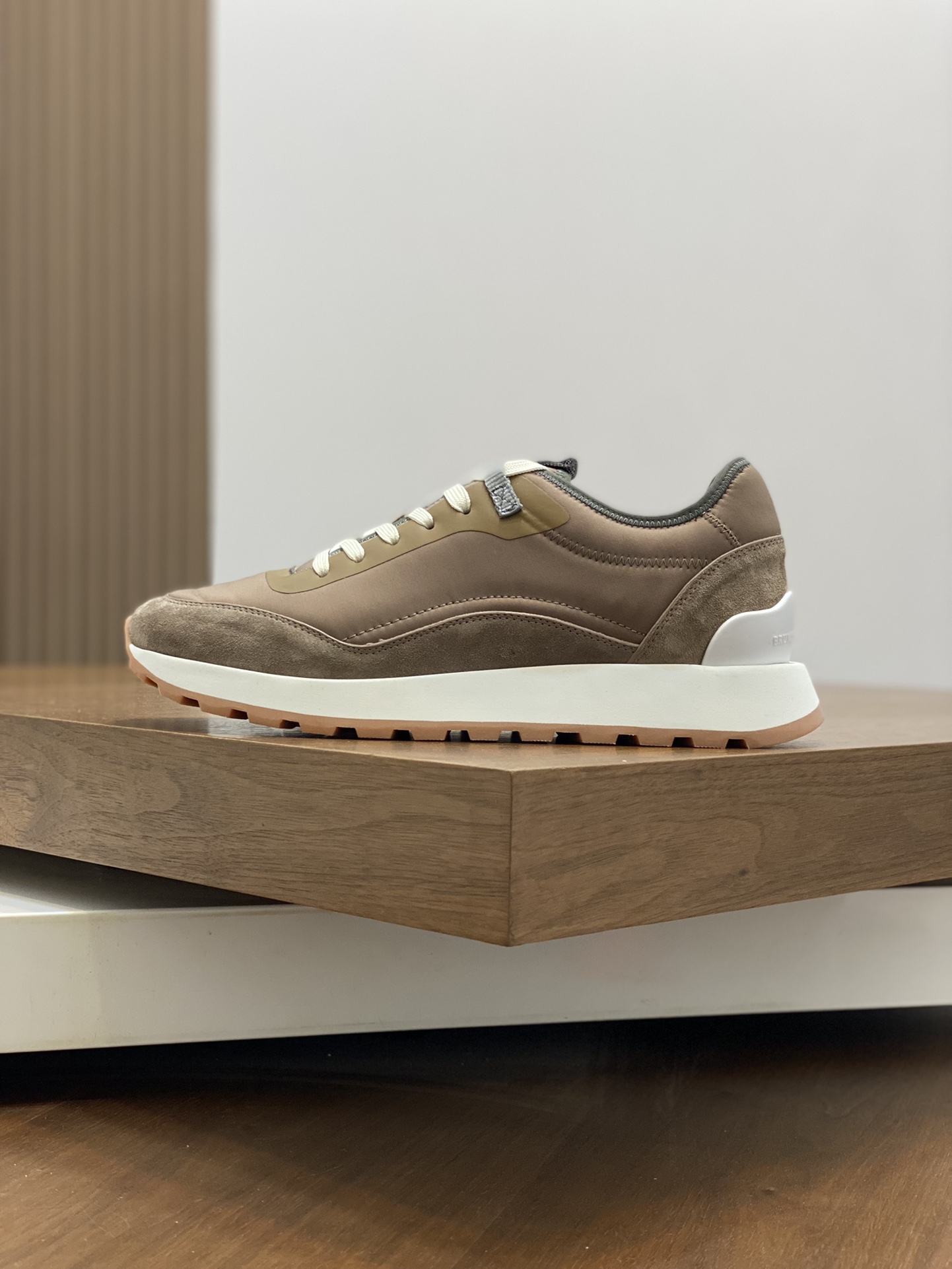 BRUNELLO CUCINELLI zapatillas de deporte de los hombres Este entrenador está hecho de tela de lona, 