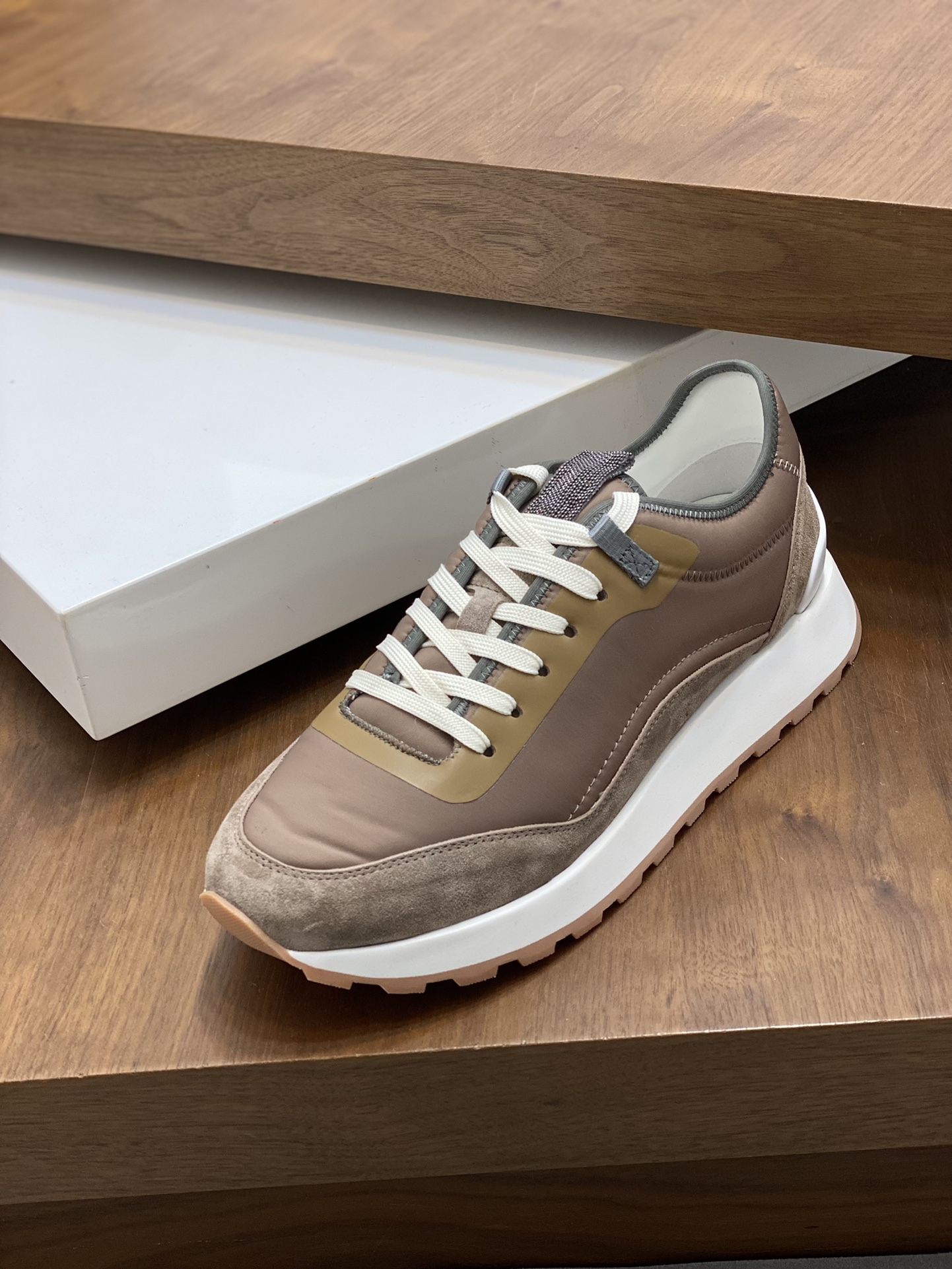 BRUNELLO CUCINELLI zapatillas de deporte de los hombres Este entrenador está hecho de tela de lona, 