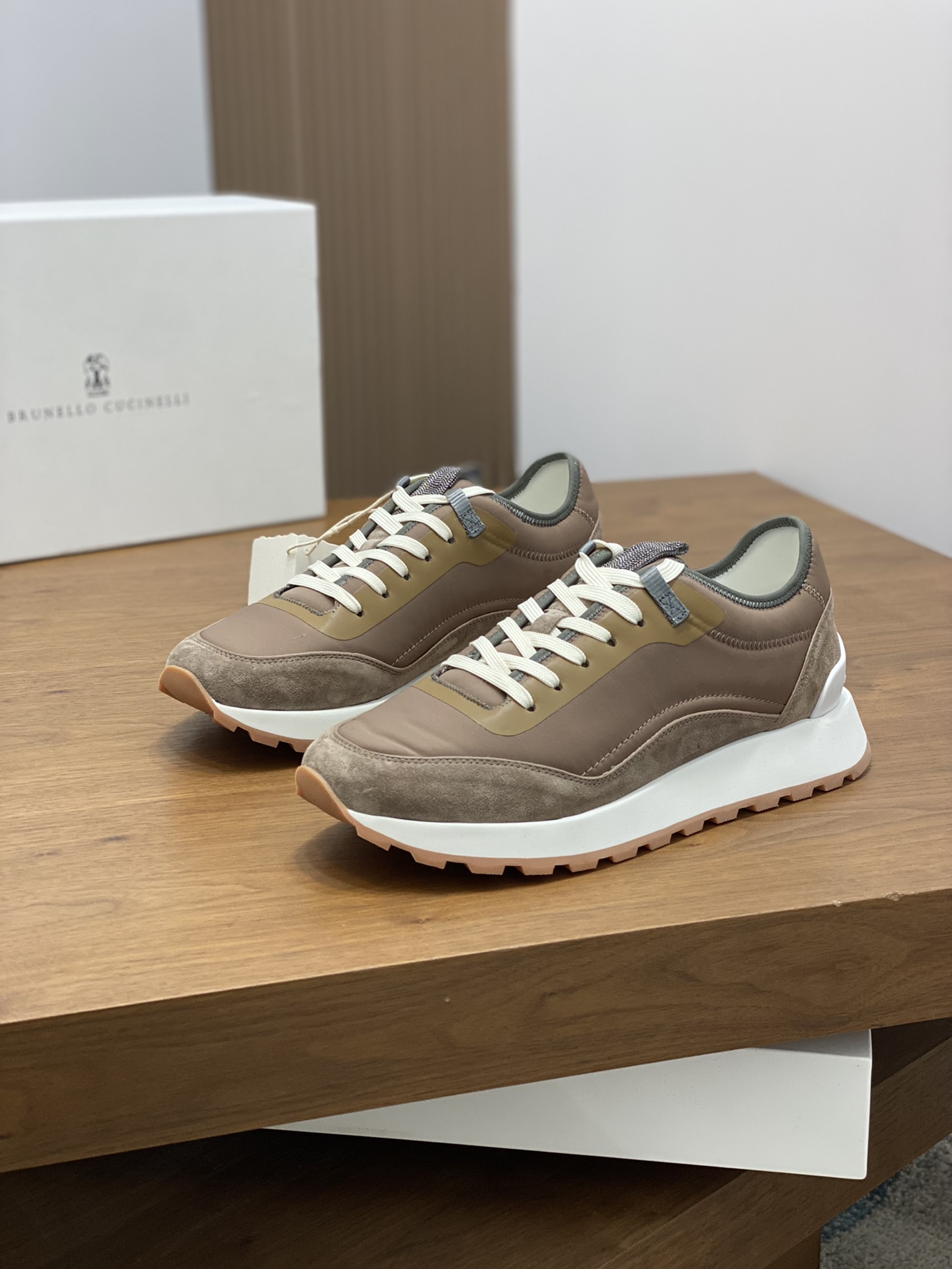 BRUNELLO CUCINELLI zapatillas de deporte de los hombres Este entrenador está hecho de tela de lona, 