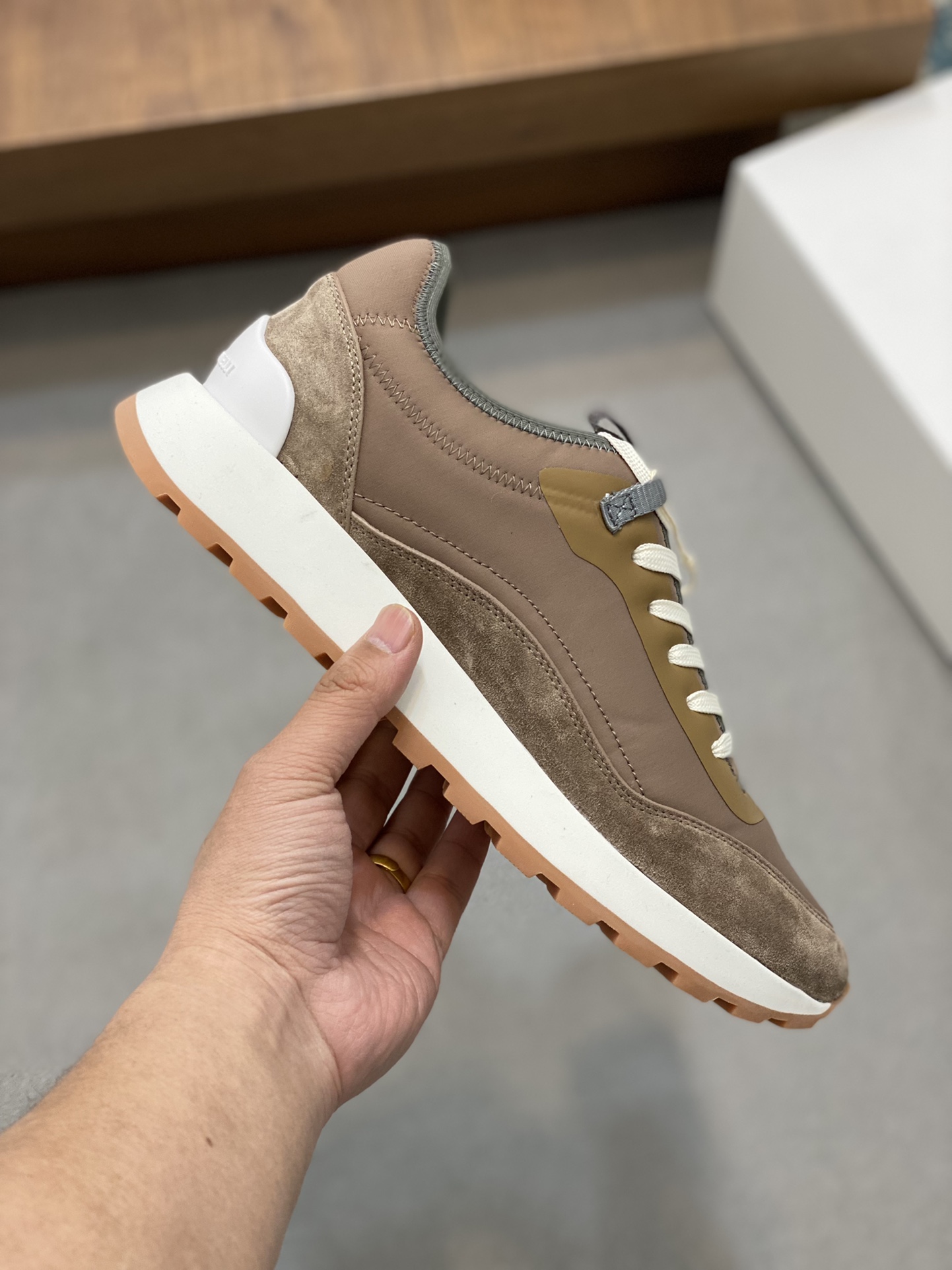 BRUNELLO CUCINELLI zapatillas de deporte de los hombres Este entrenador está hecho de tela de lona, 