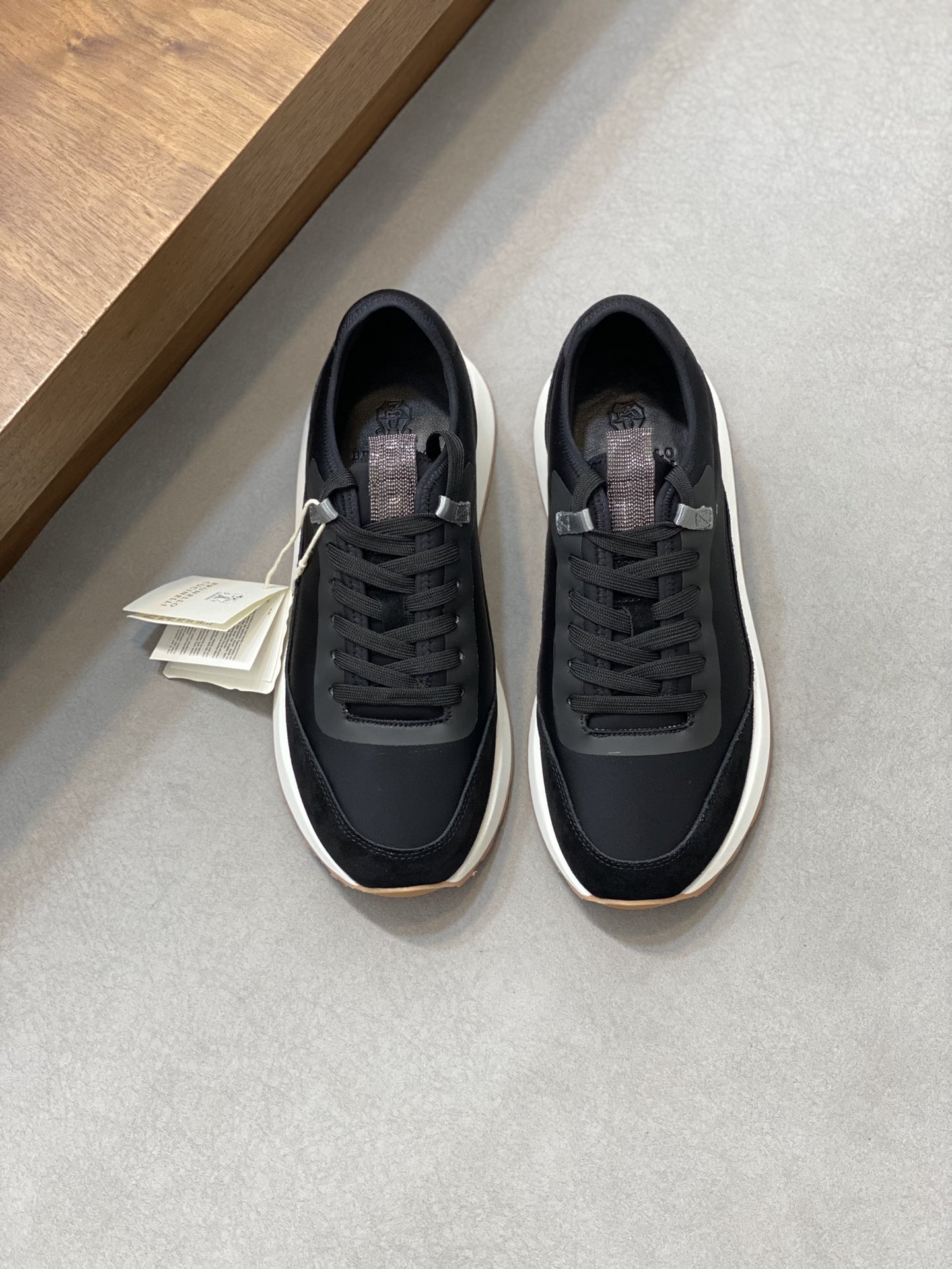BRUNELLO CUCINELLI zapatillas de deporte de los hombres Este entrenador está hecho de tela de lona, 