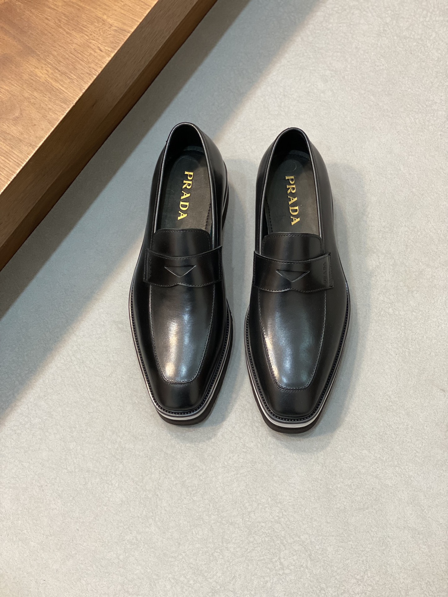 Sólido PRAD* - Prada original de alta calidad 🔝Piel de becerro napa·Decoración de cierre metálico: empalme perfecto. E…