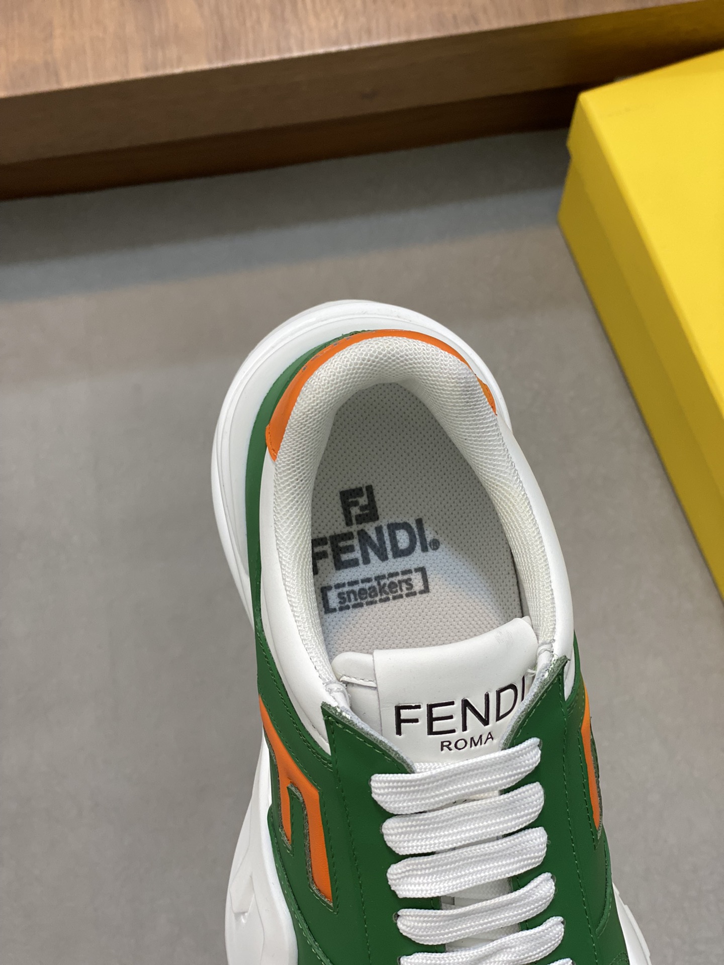 FEND* - Fendi. Zapatillas deportivas casuales Fendi Flow de hombre con tiras elásticas, cremallera l