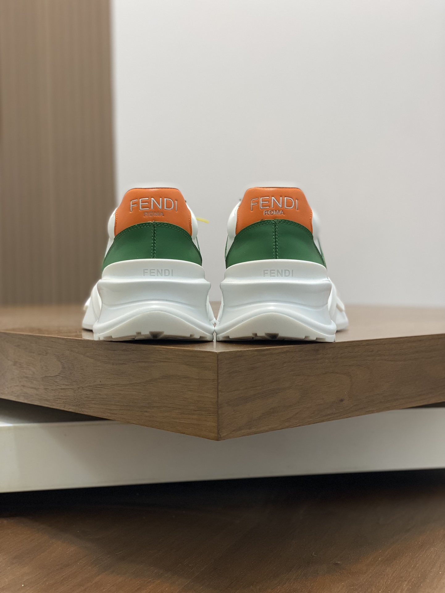 FEND* - Fendi. Zapatillas deportivas casuales Fendi Flow de hombre con tiras elásticas, cremallera l
