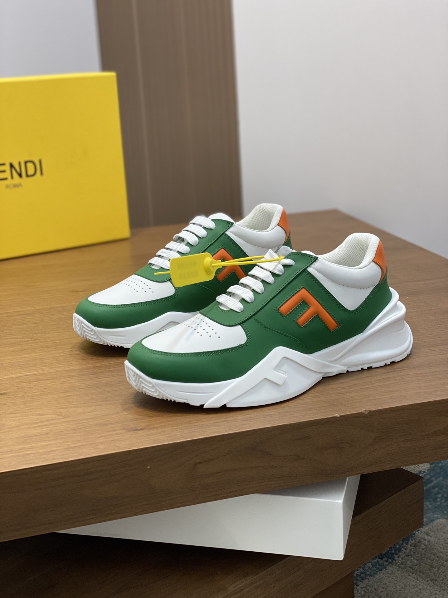 FEND* - Fendi. Zapatillas deportivas casuales Fendi Flow de hombre con tiras elásticas, cremallera l