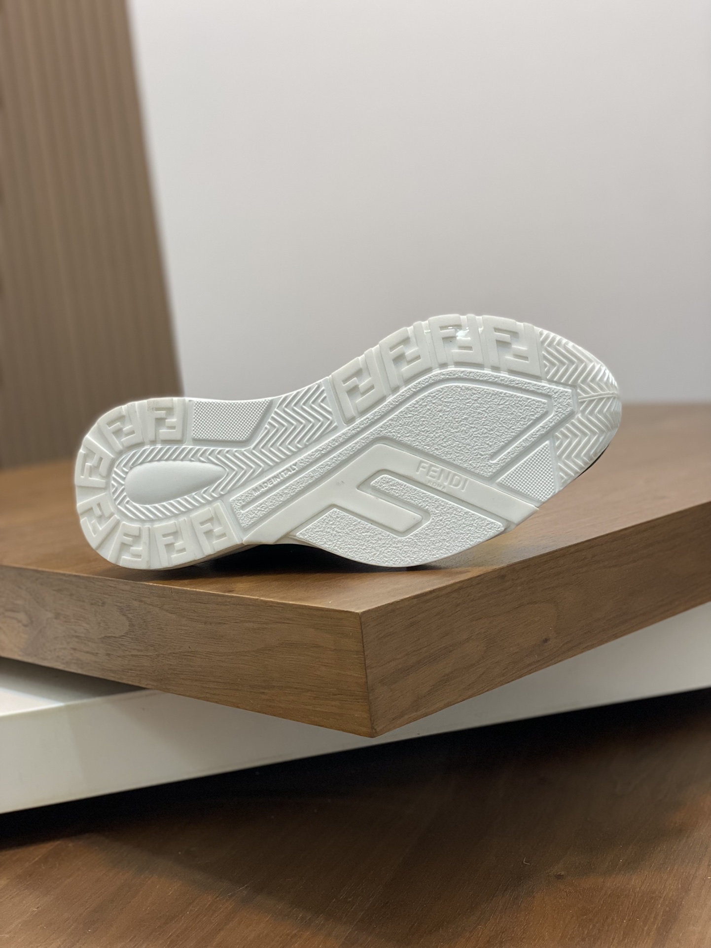 FEND* - Fendi. Zapatillas deportivas casuales Fendi Flow de hombre con tiras elásticas, cremallera l