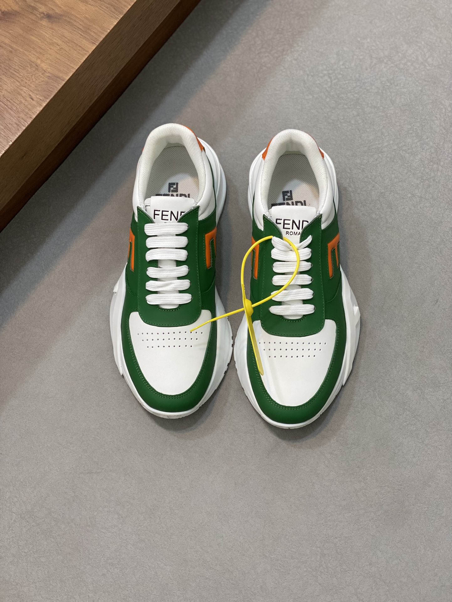 FEND* - Fendi. Zapatillas deportivas casuales Fendi Flow de hombre con tiras elásticas, cremallera l