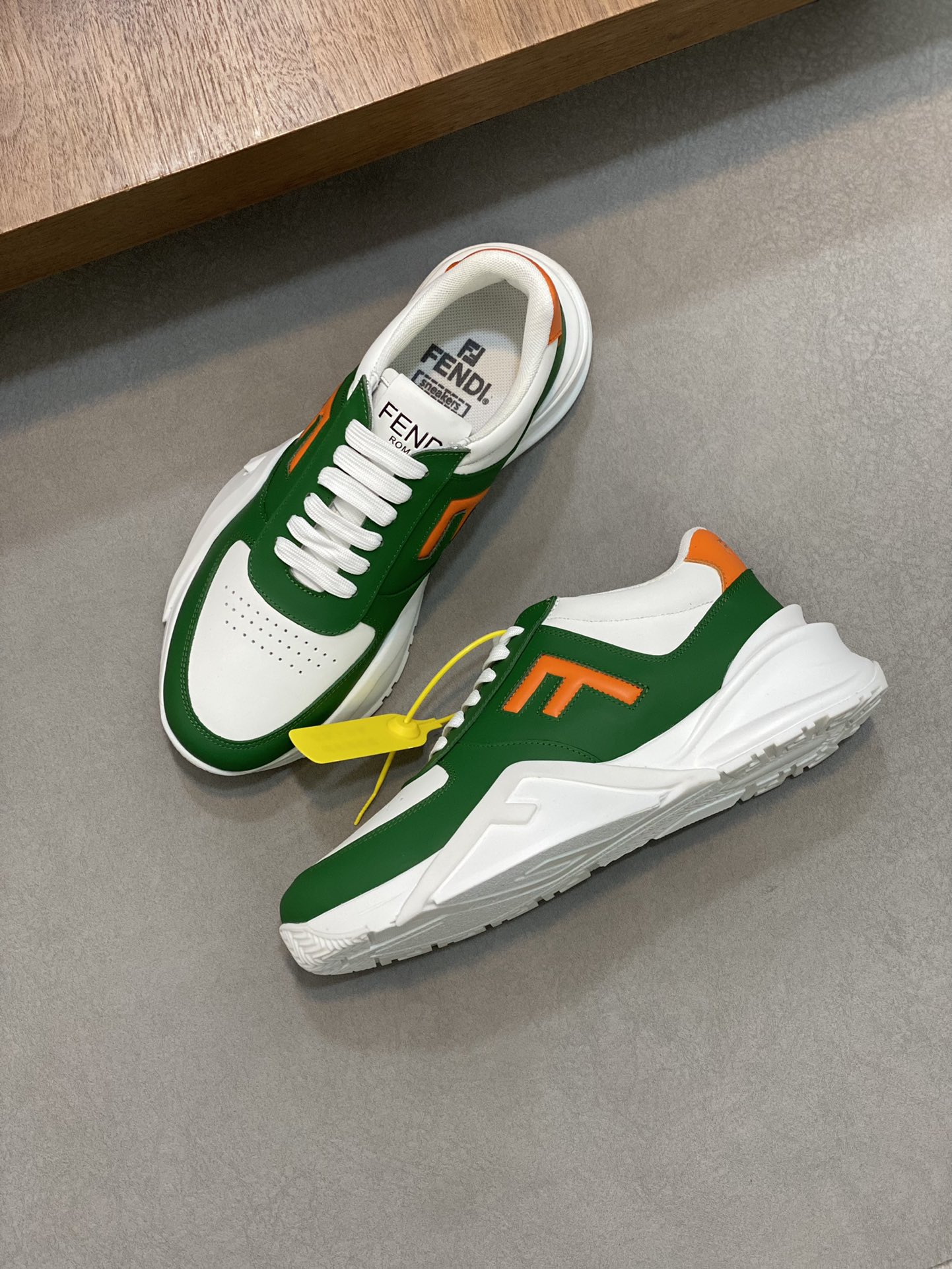 FEND* - Fendi. Zapatillas deportivas casuales Fendi Flow de hombre con tiras elásticas, cremallera l