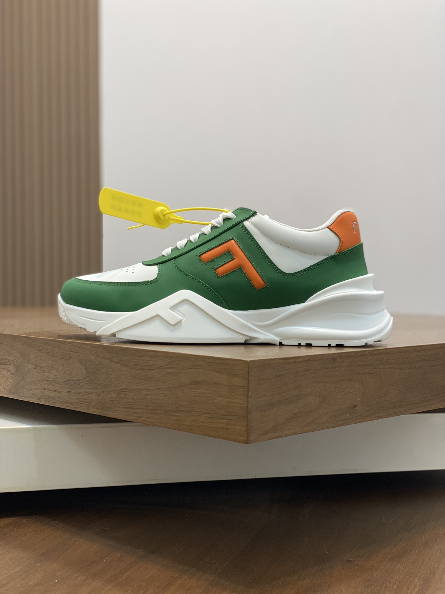 FEND* - Fendi. Zapatillas deportivas casuales Fendi Flow de hombre con tiras elásticas, cremallera l