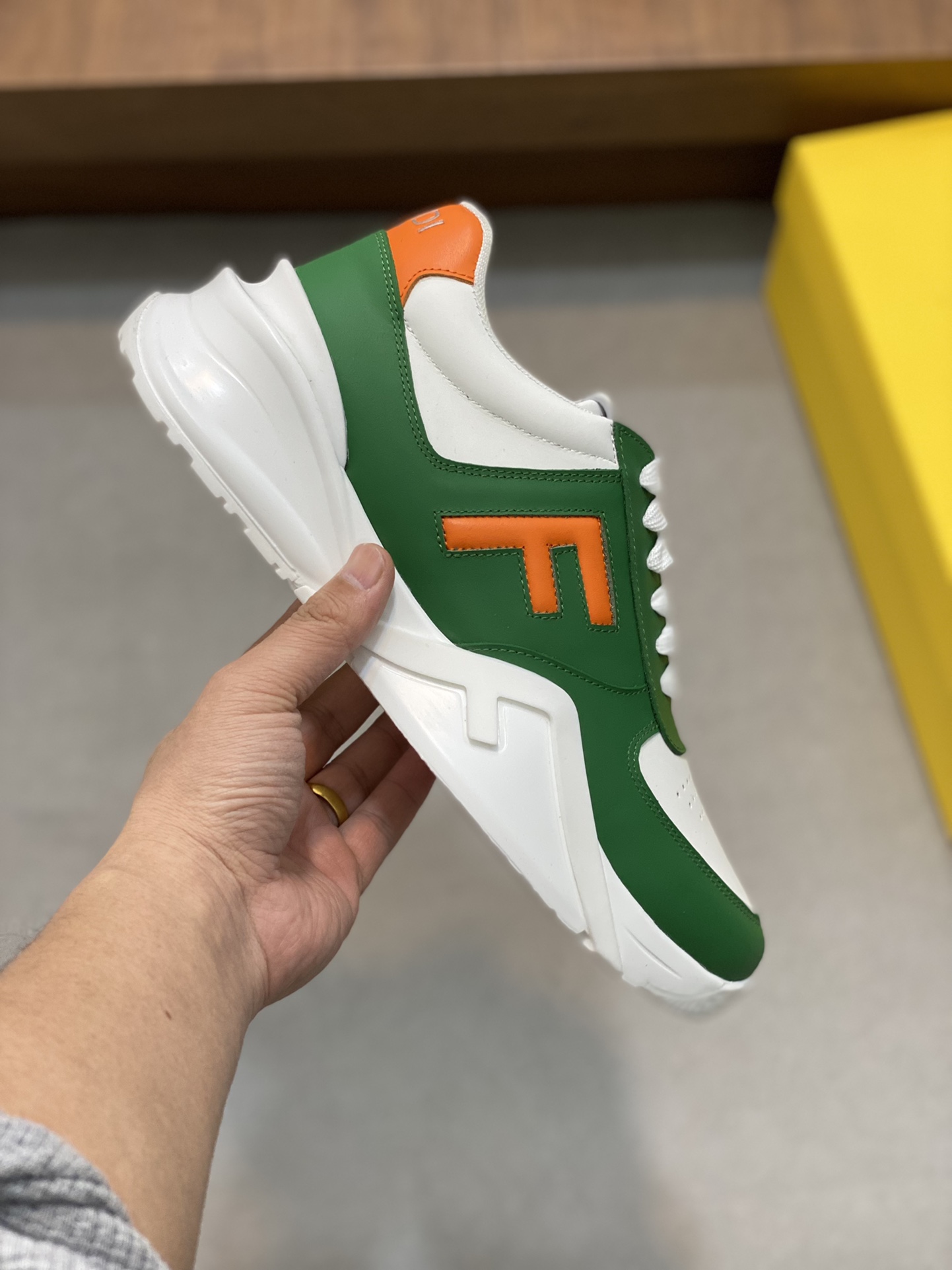 FEND* - Fendi. Zapatillas deportivas casuales Fendi Flow de hombre con tiras elásticas, cremallera l