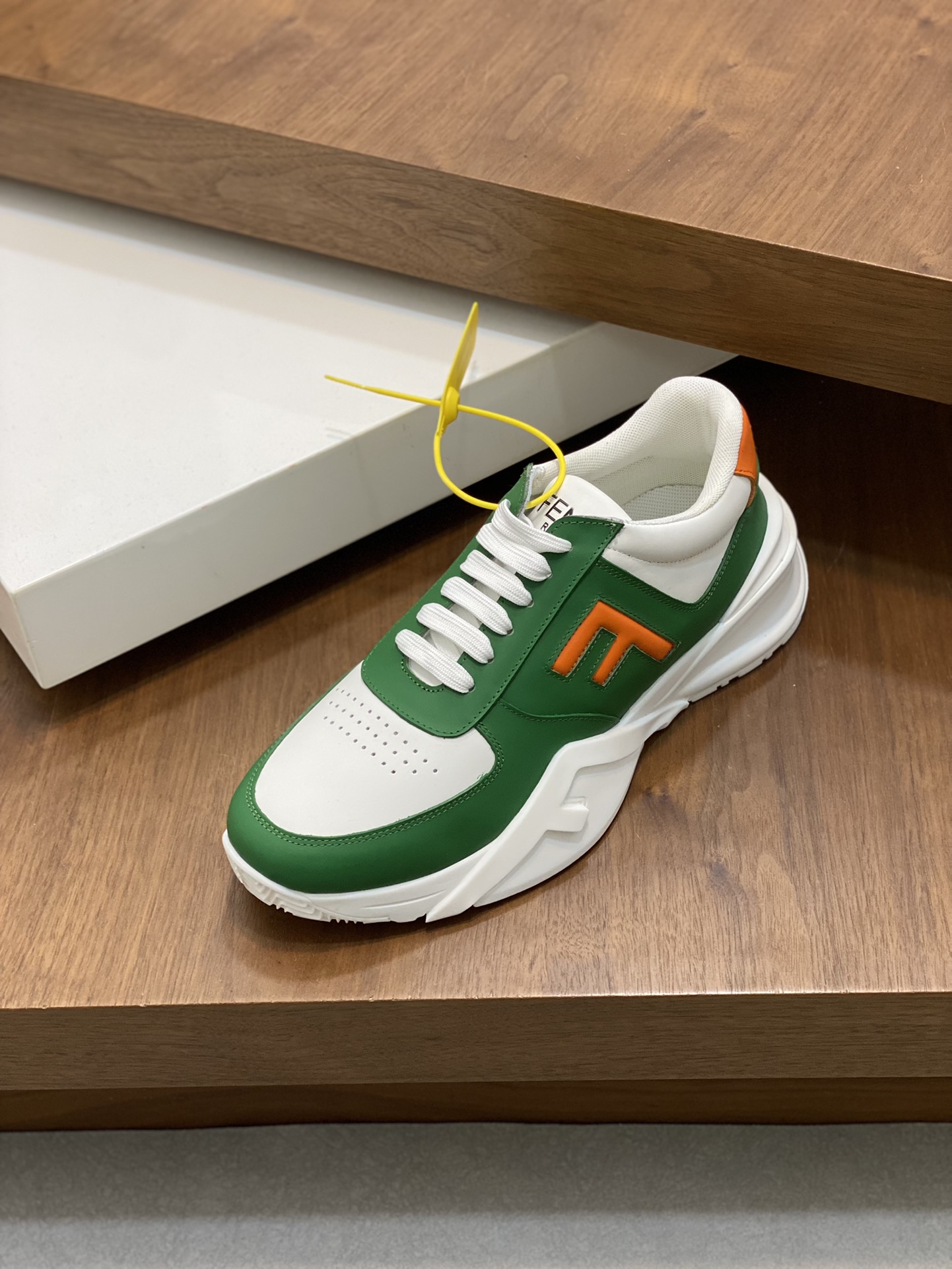 FEND* - Fendi. Zapatillas deportivas casuales Fendi Flow de hombre con tiras elásticas, cremallera l