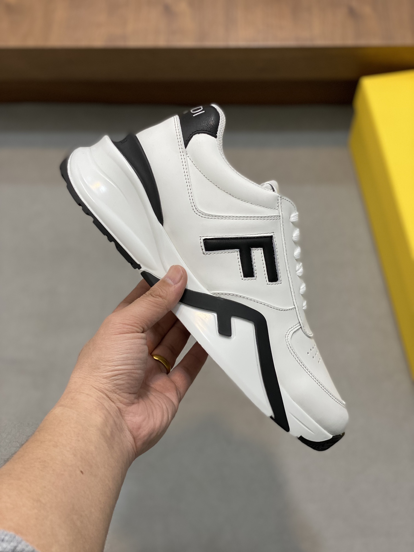 FEND* - Fendi. Zapatillas deportivas casuales Fendi Flow de hombre con tiras elásticas, cremallera l