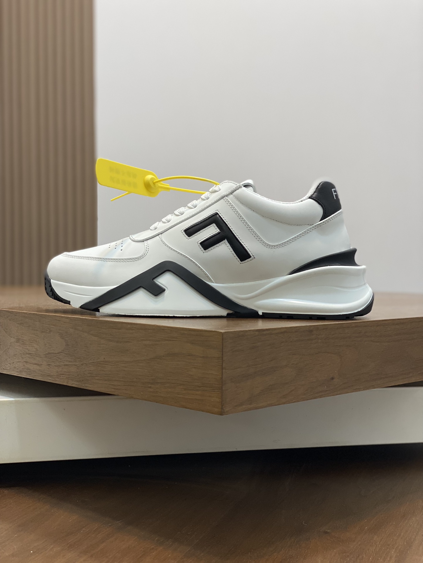FEND* - Fendi. Zapatillas deportivas casuales Fendi Flow de hombre con tiras elásticas, cremallera l