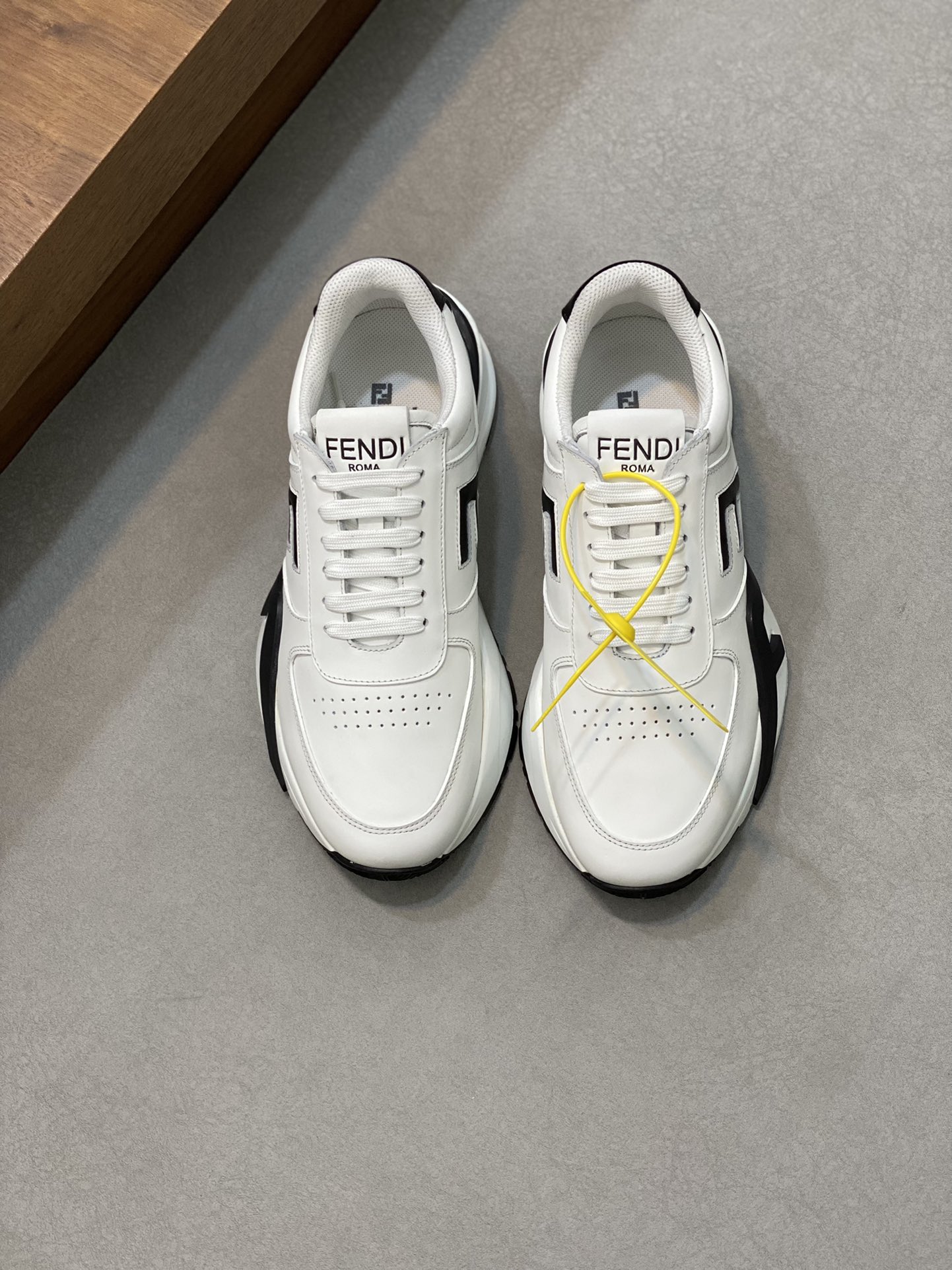 FEND* - Fendi. Zapatillas deportivas casuales Fendi Flow de hombre con tiras elásticas, cremallera l