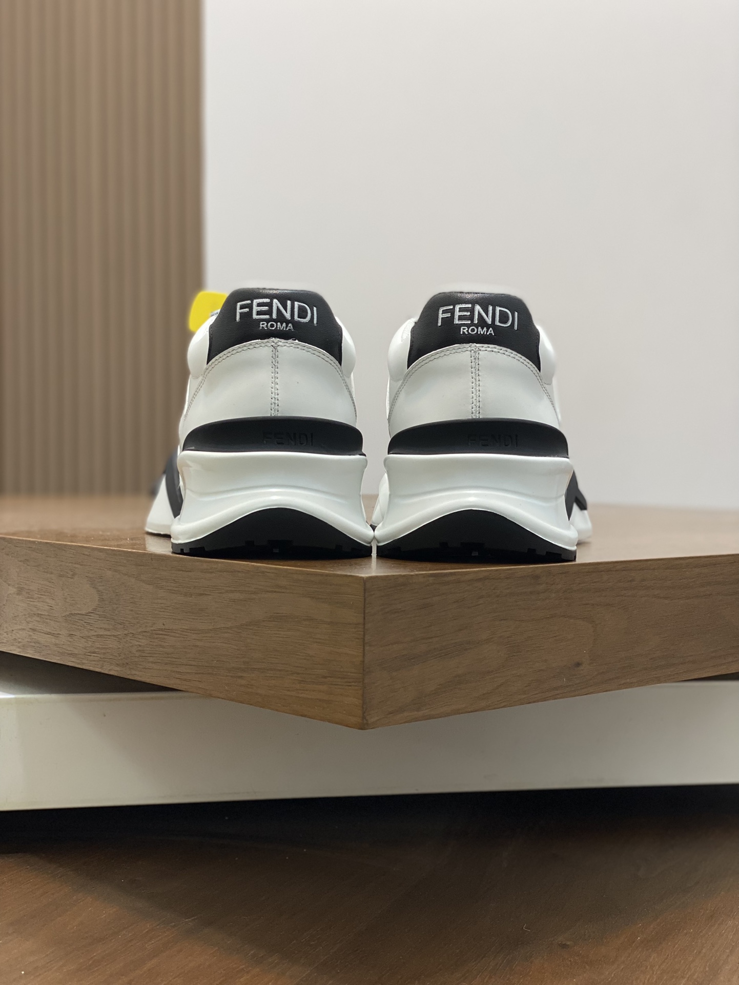 FEND* - Fendi. Zapatillas deportivas casuales Fendi Flow de hombre con tiras elásticas, cremallera l