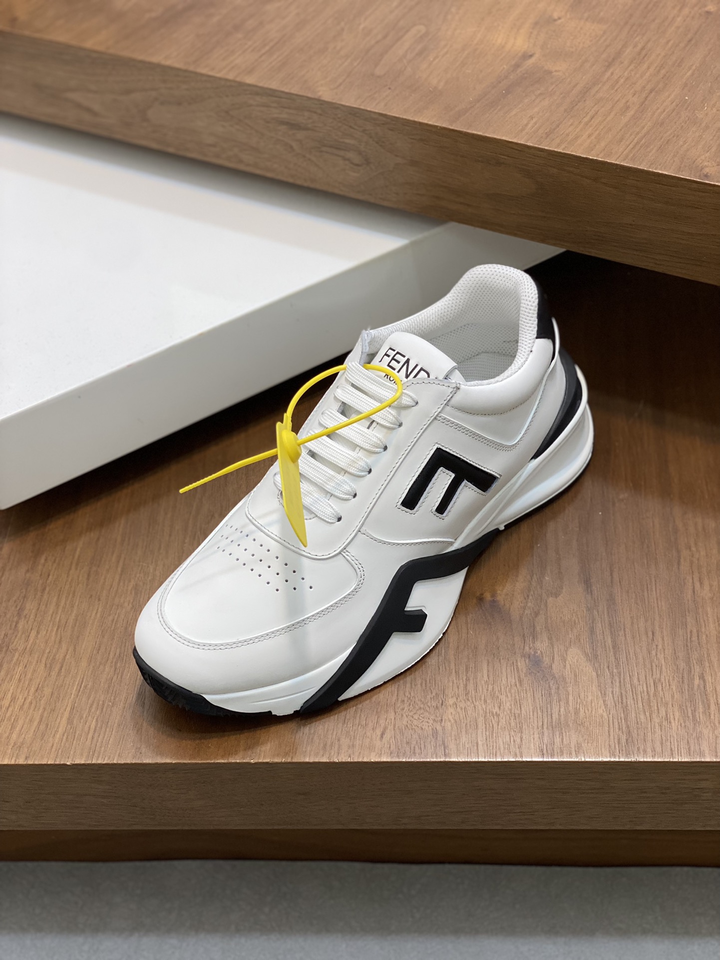 FEND* - Fendi. Zapatillas deportivas casuales Fendi Flow de hombre con tiras elásticas, cremallera l