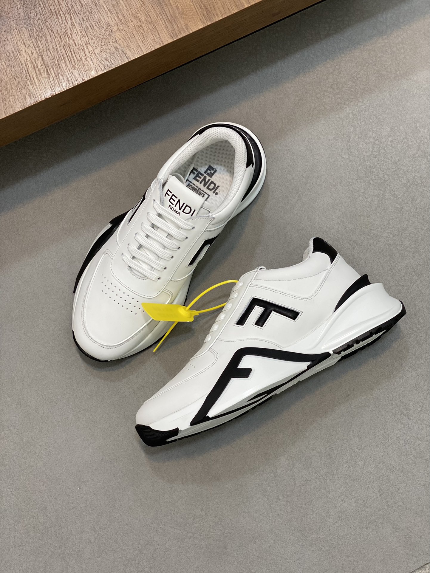 FEND* - Fendi. Zapatillas deportivas casuales Fendi Flow de hombre con tiras elásticas, cremallera l