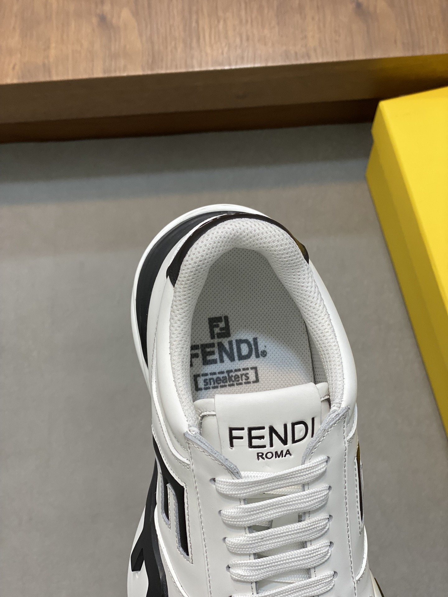 FEND* - Fendi. Zapatillas deportivas casuales Fendi Flow de hombre con tiras elásticas, cremallera l