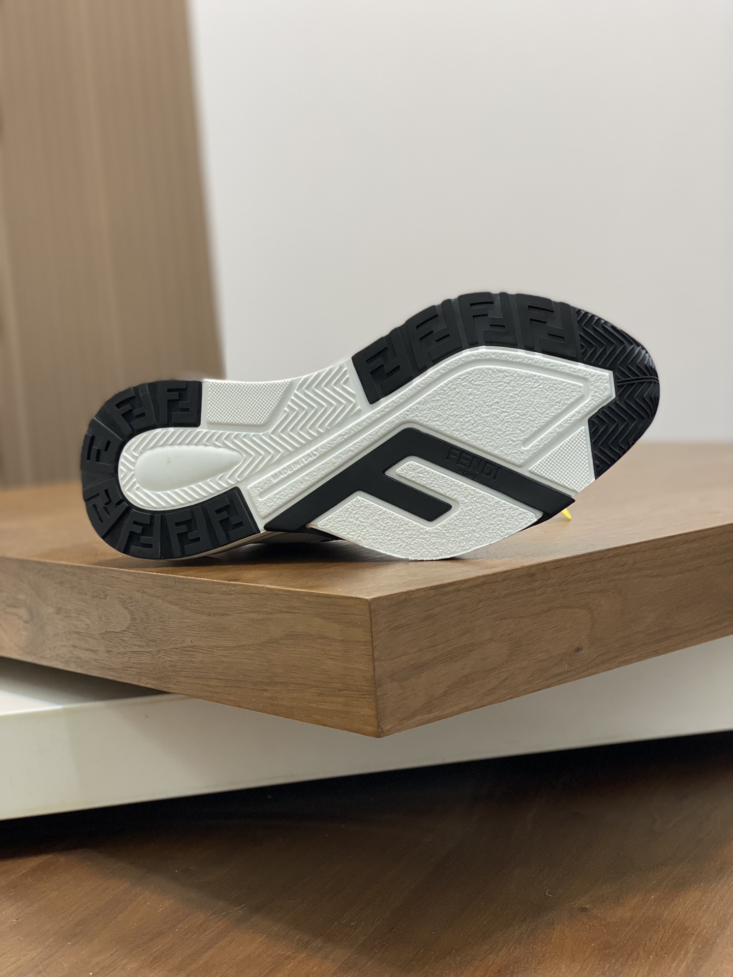 FEND* - Fendi. Zapatillas deportivas casuales Fendi Flow de hombre con tiras elásticas, cremallera l