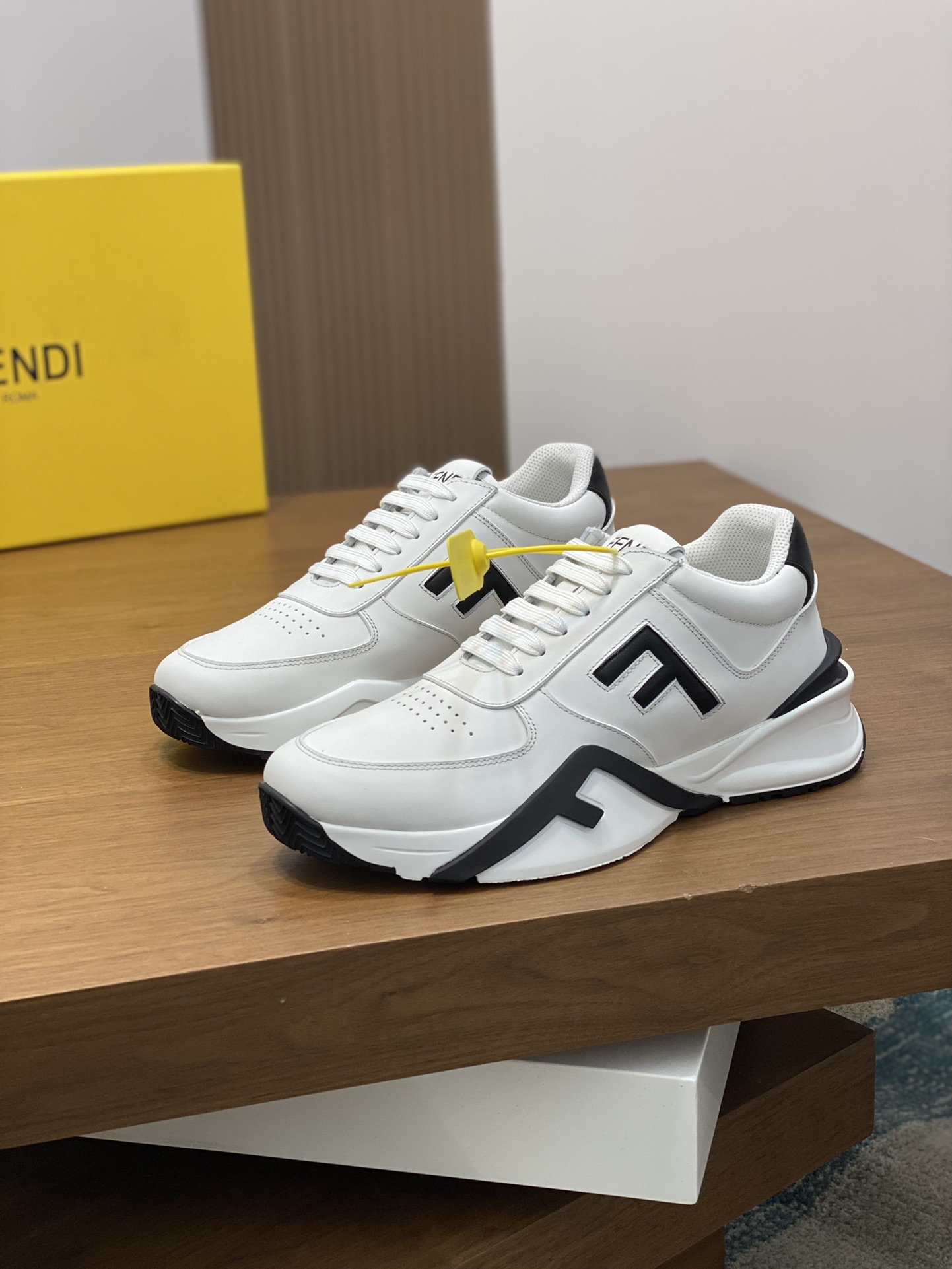 FEND* - Fendi. Zapatillas deportivas casuales Fendi Flow de hombre con tiras elásticas, cremallera l
